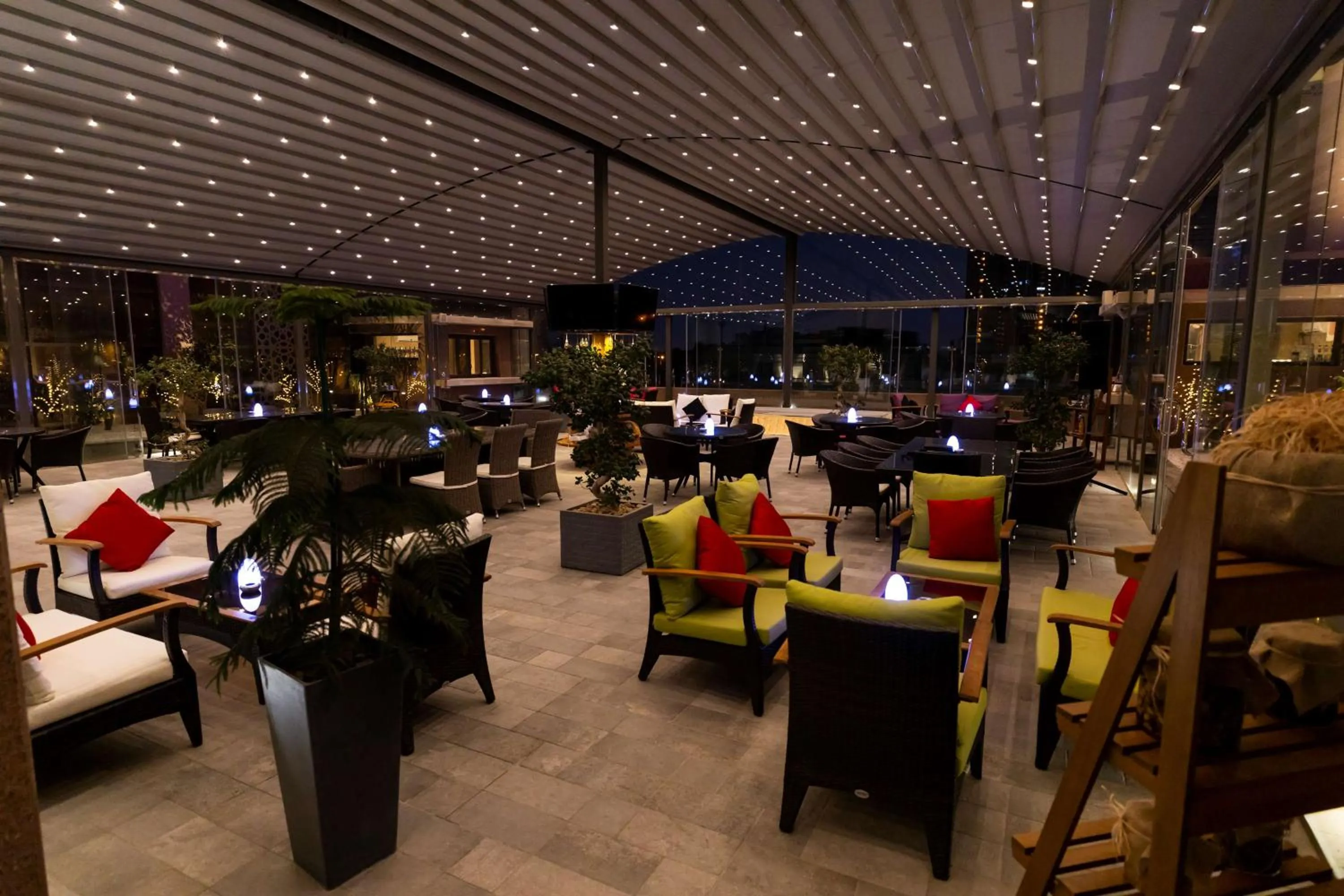 Lounge or bar in Radisson Blu Hotel, Jeddah Corniche