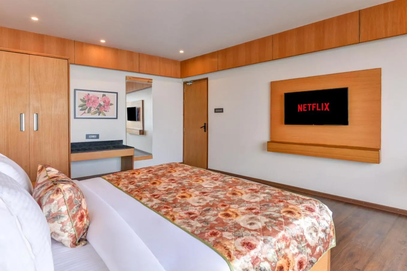 Bed in Summit Montana Suites & Spa at Mall