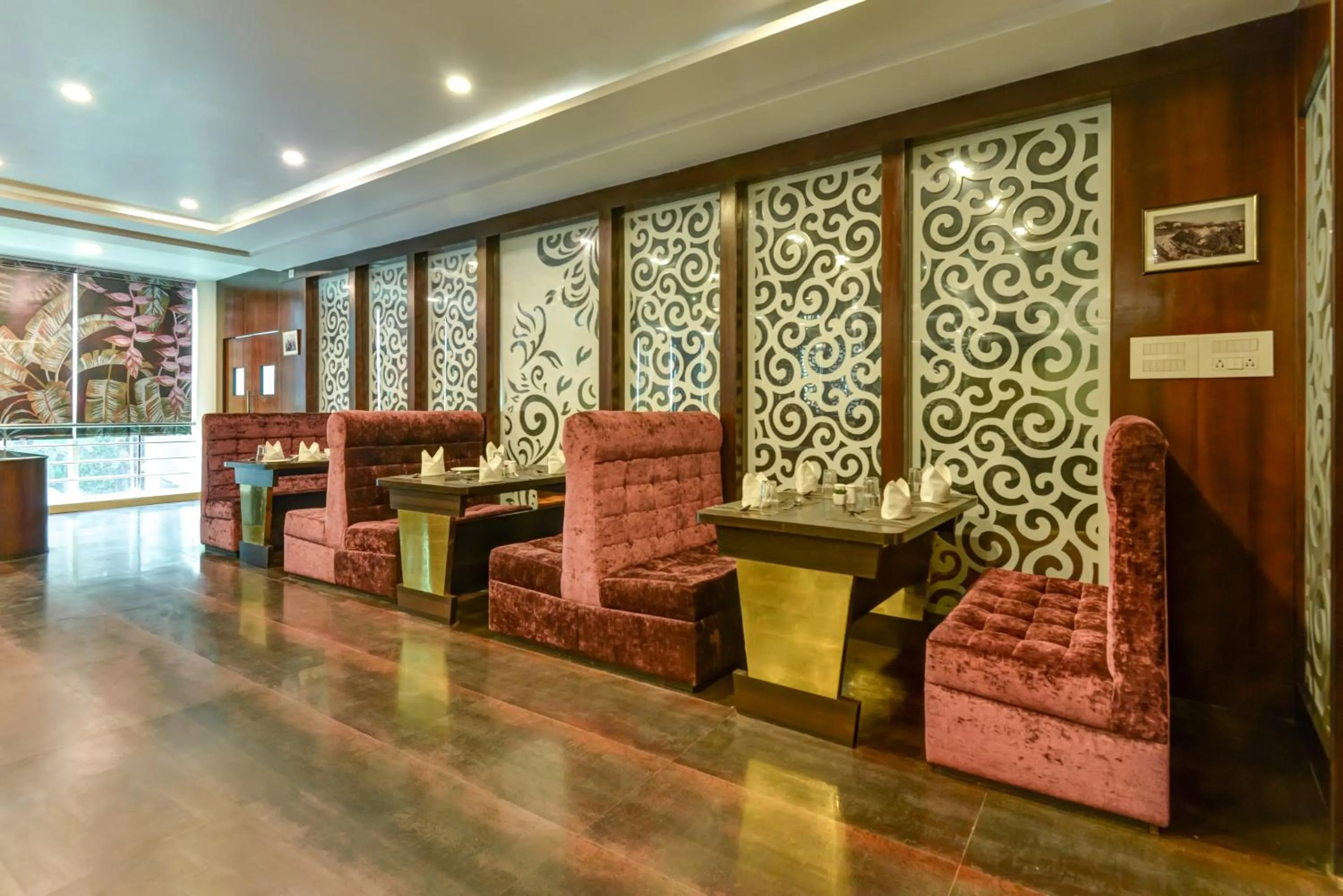 Restaurant/places to eat in Summit Montana Suites & Spa at Mall