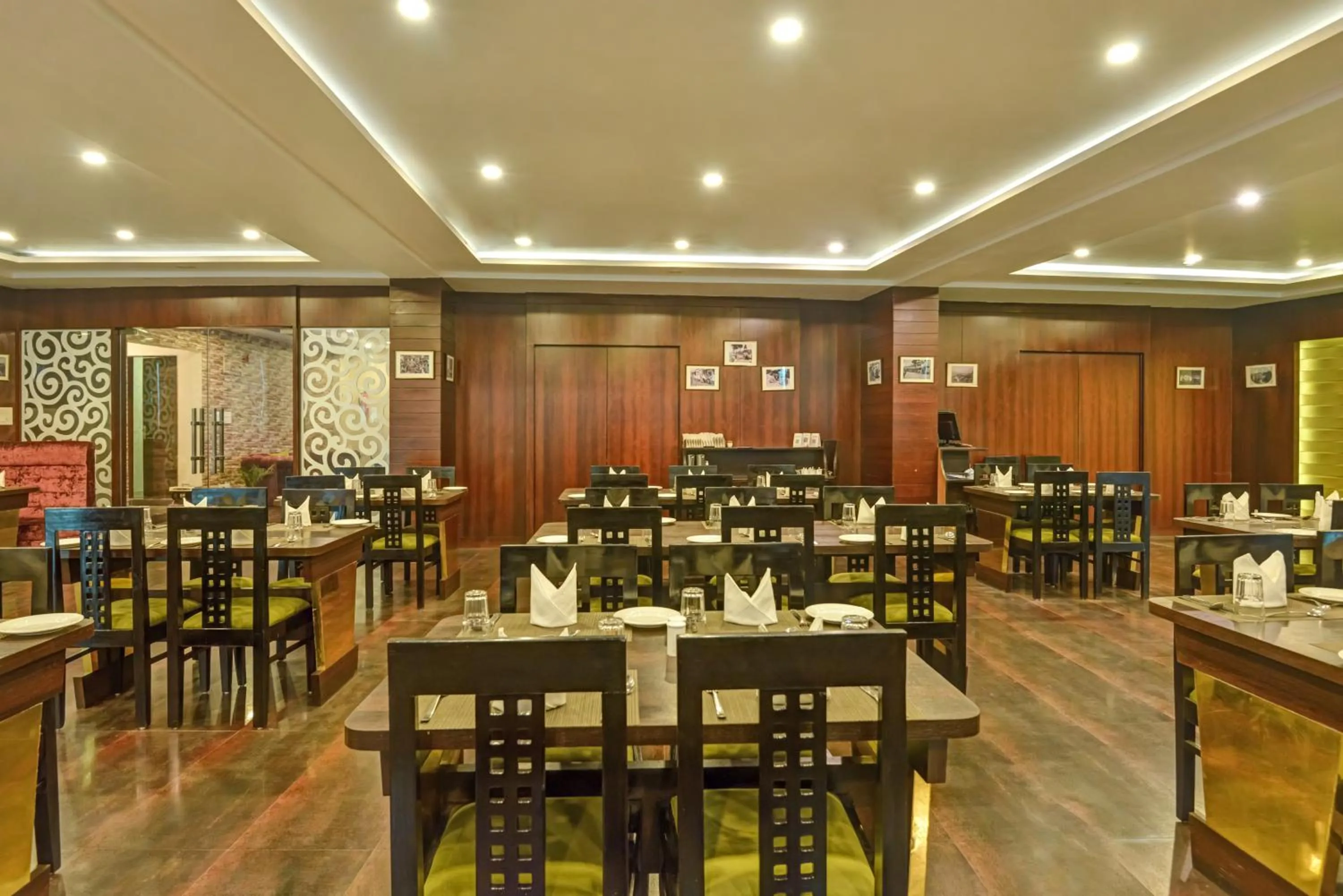 Restaurant/places to eat in Summit Montana Suites & Spa at Mall