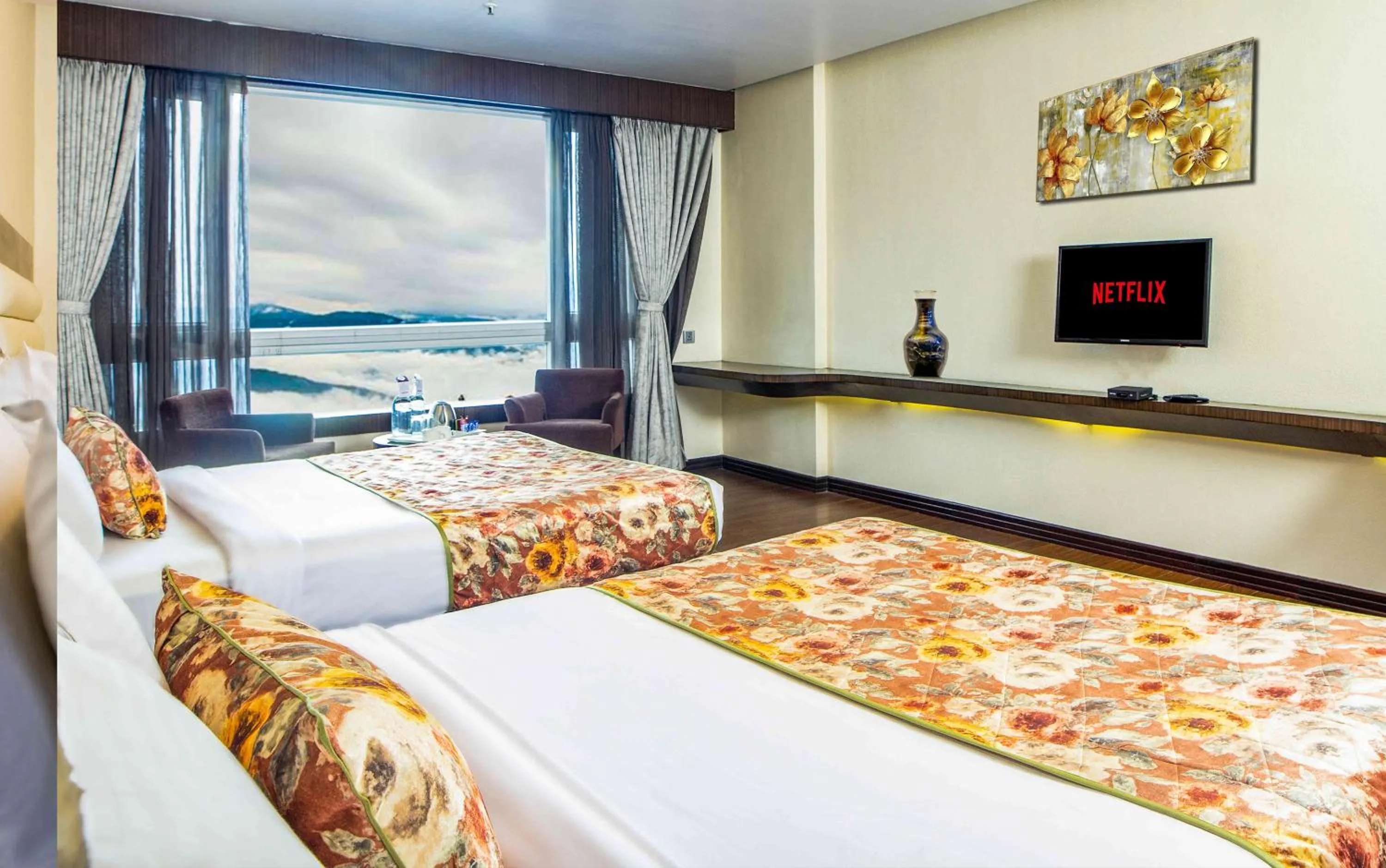 TV and multimedia, Bed in Summit Montana Suites & Spa at Mall