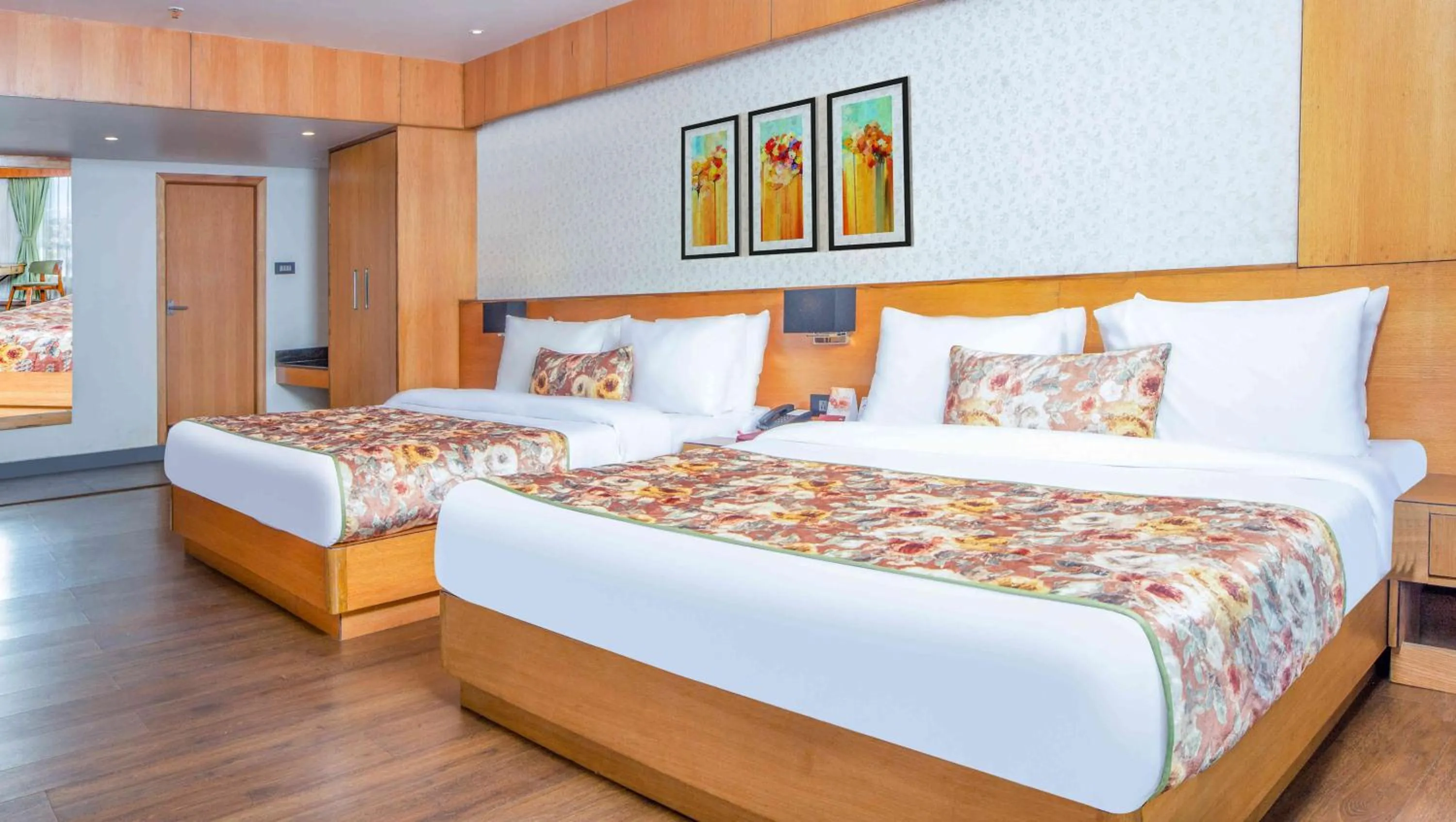 Bed in Summit Montana Suites & Spa at Mall