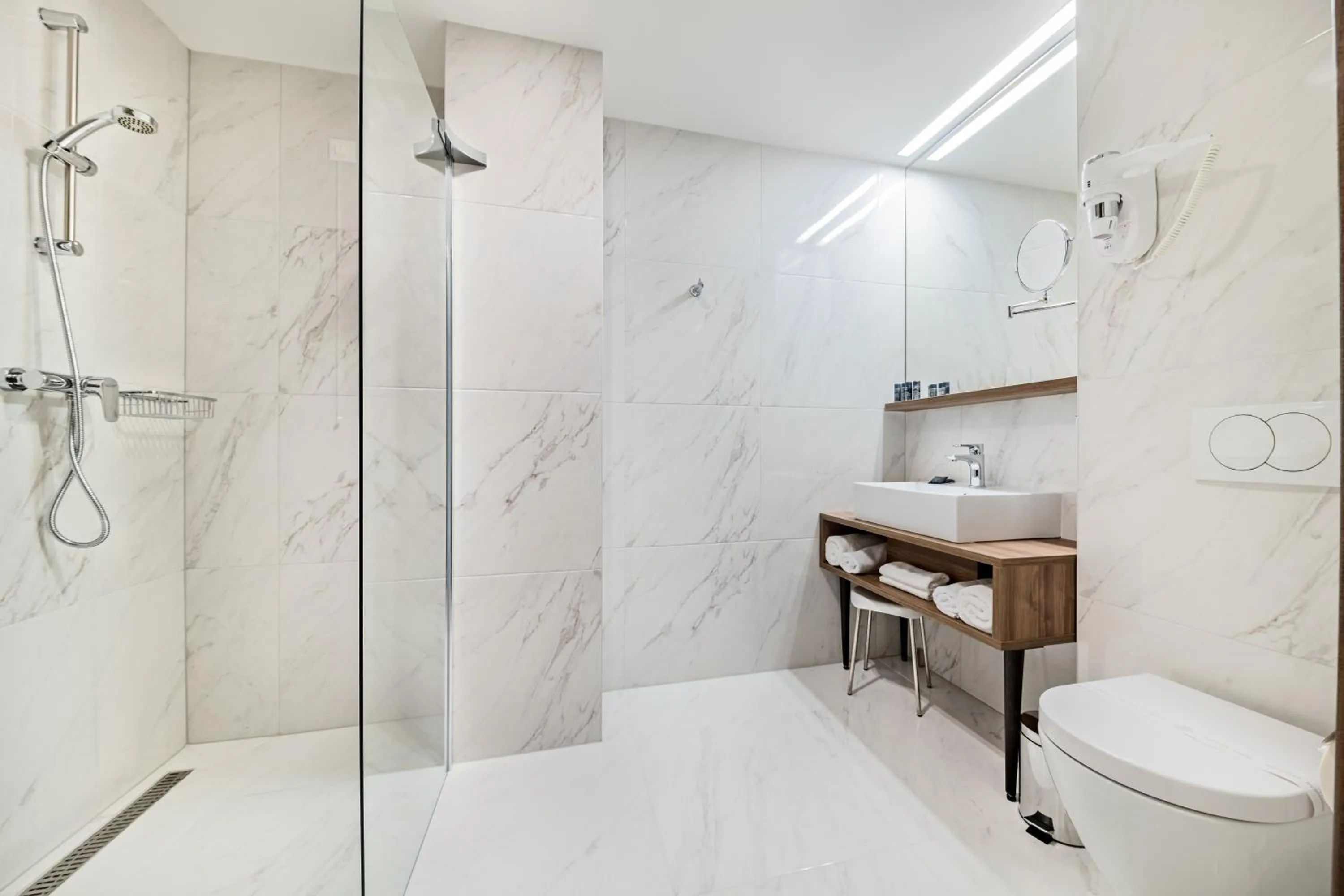 Shower in Hotel Garden Hill