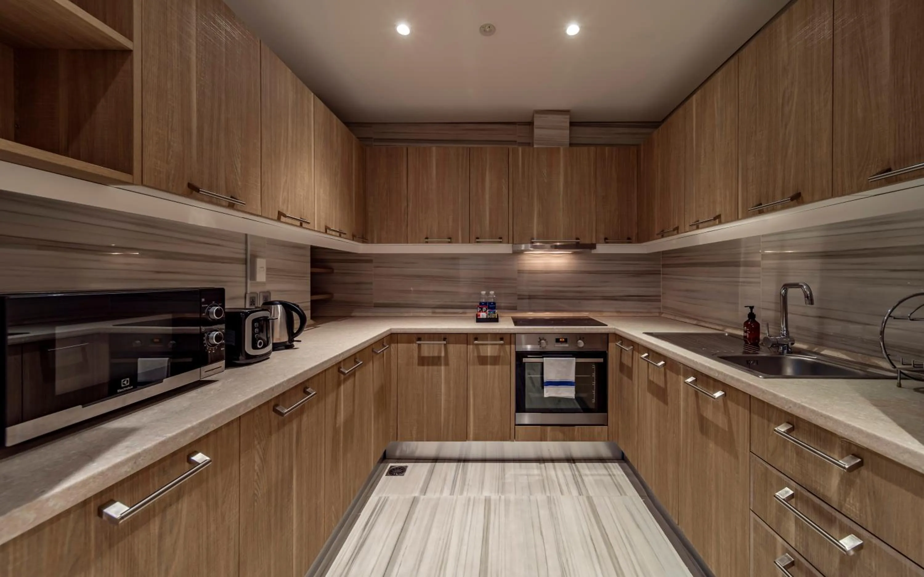 Kitchen or kitchenette in Sherwood Suites