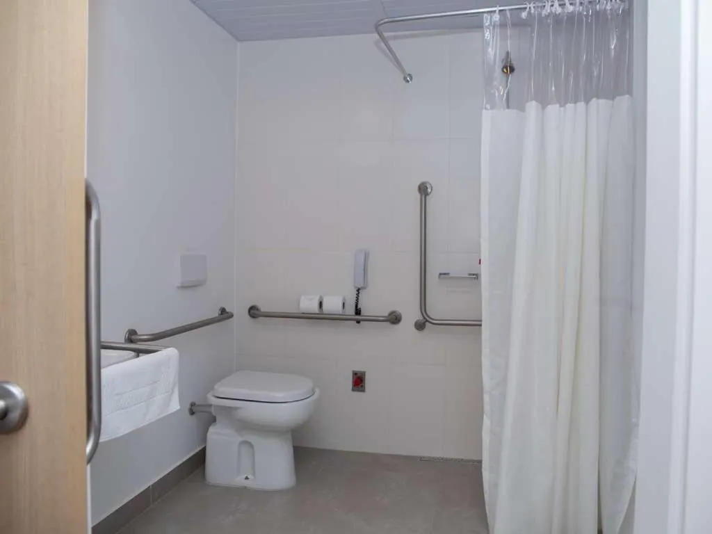 Bathroom in ibis budget Campinas Aquidaban