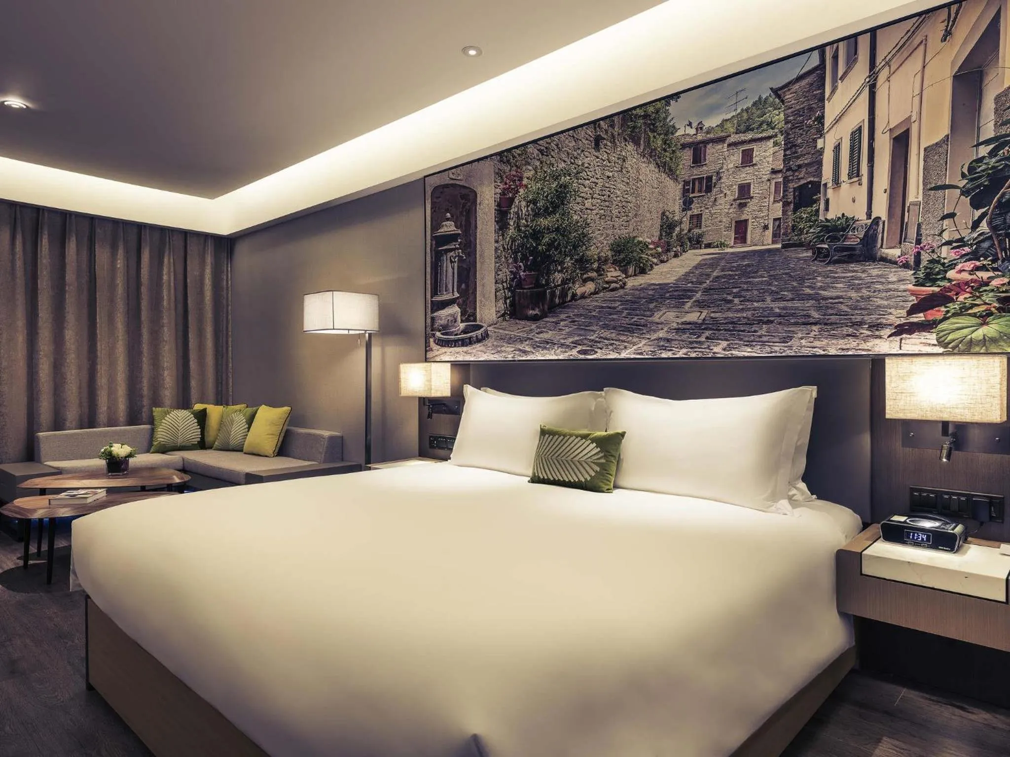 Bedroom, Bed in Mercure Shanghai Hongqiao Railway Station