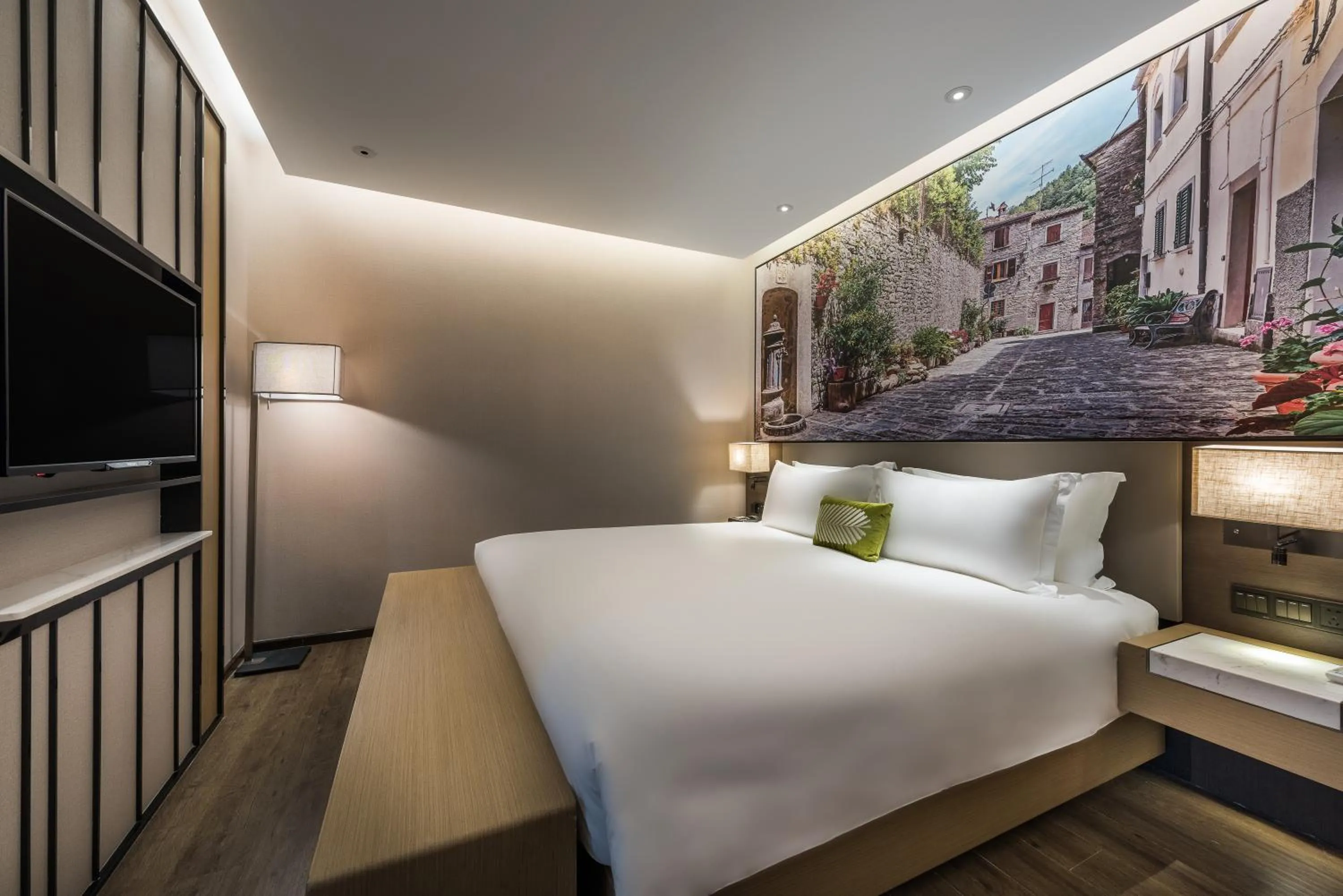 Bed in Mercure Shanghai Hongqiao Railway Station