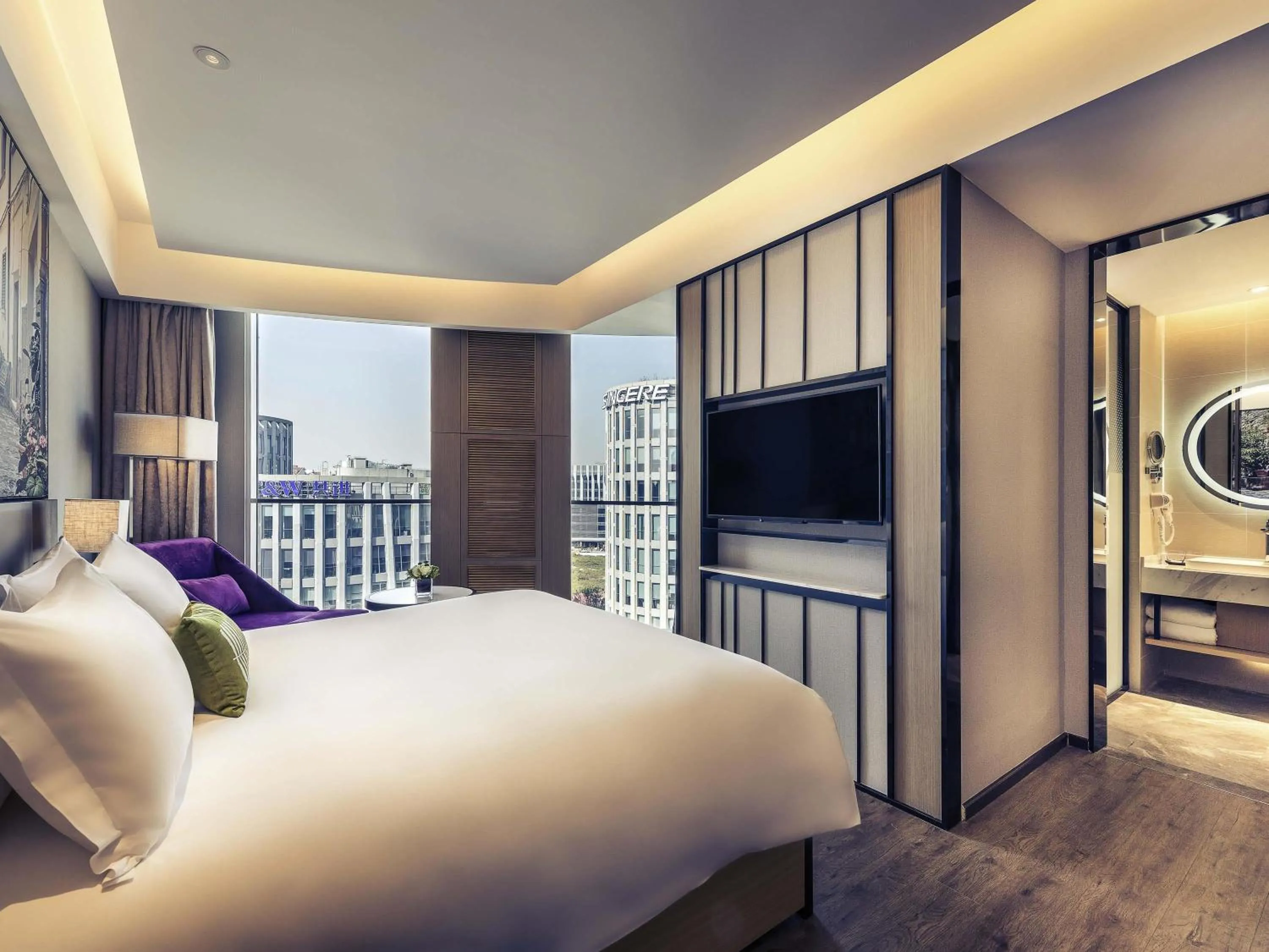 Bedroom, Bed in Mercure Shanghai Hongqiao Railway Station