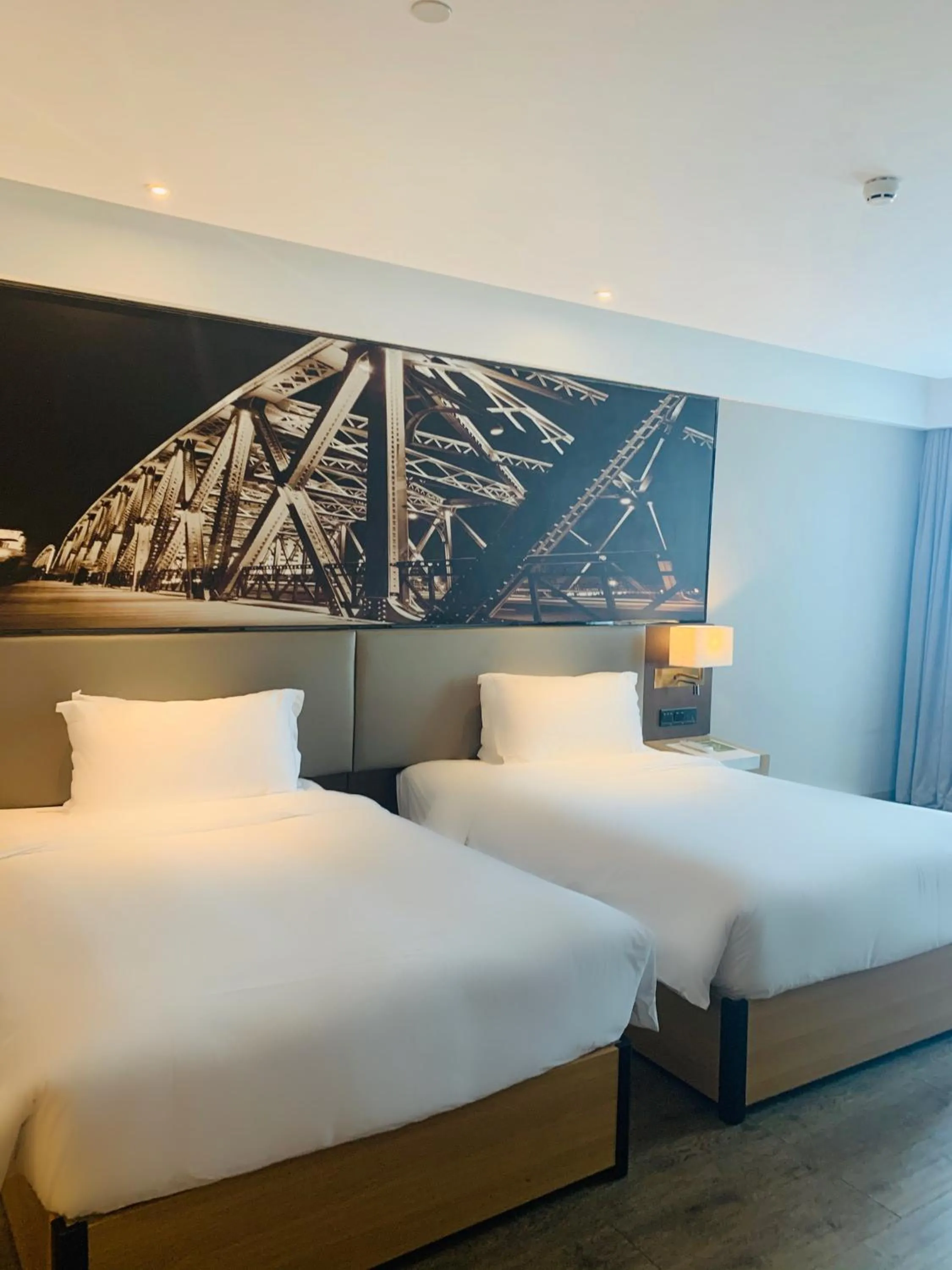 Bed in Mercure Shanghai Hongqiao Railway Station