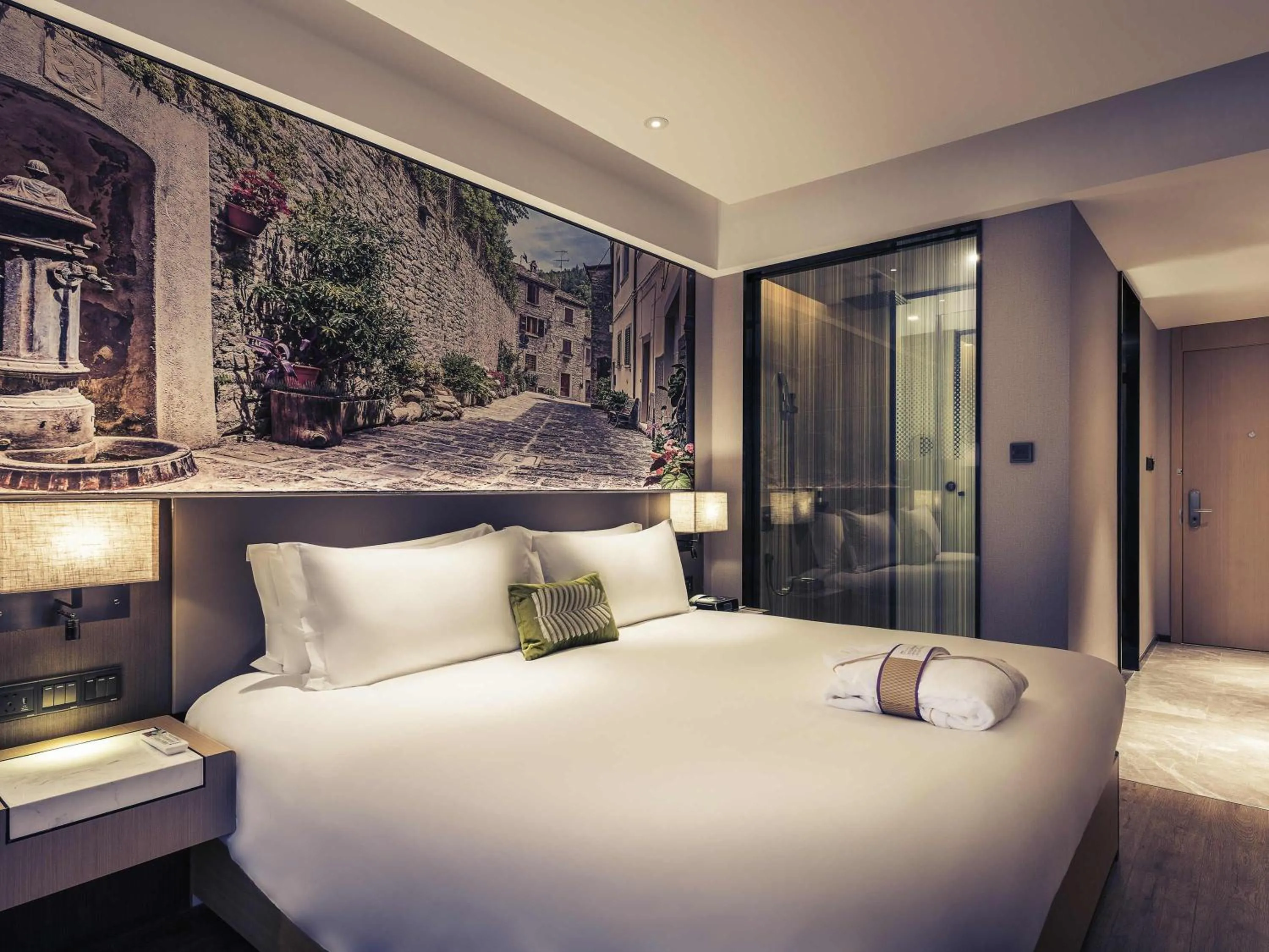 Bedroom, Bed in Mercure Shanghai Hongqiao Railway Station