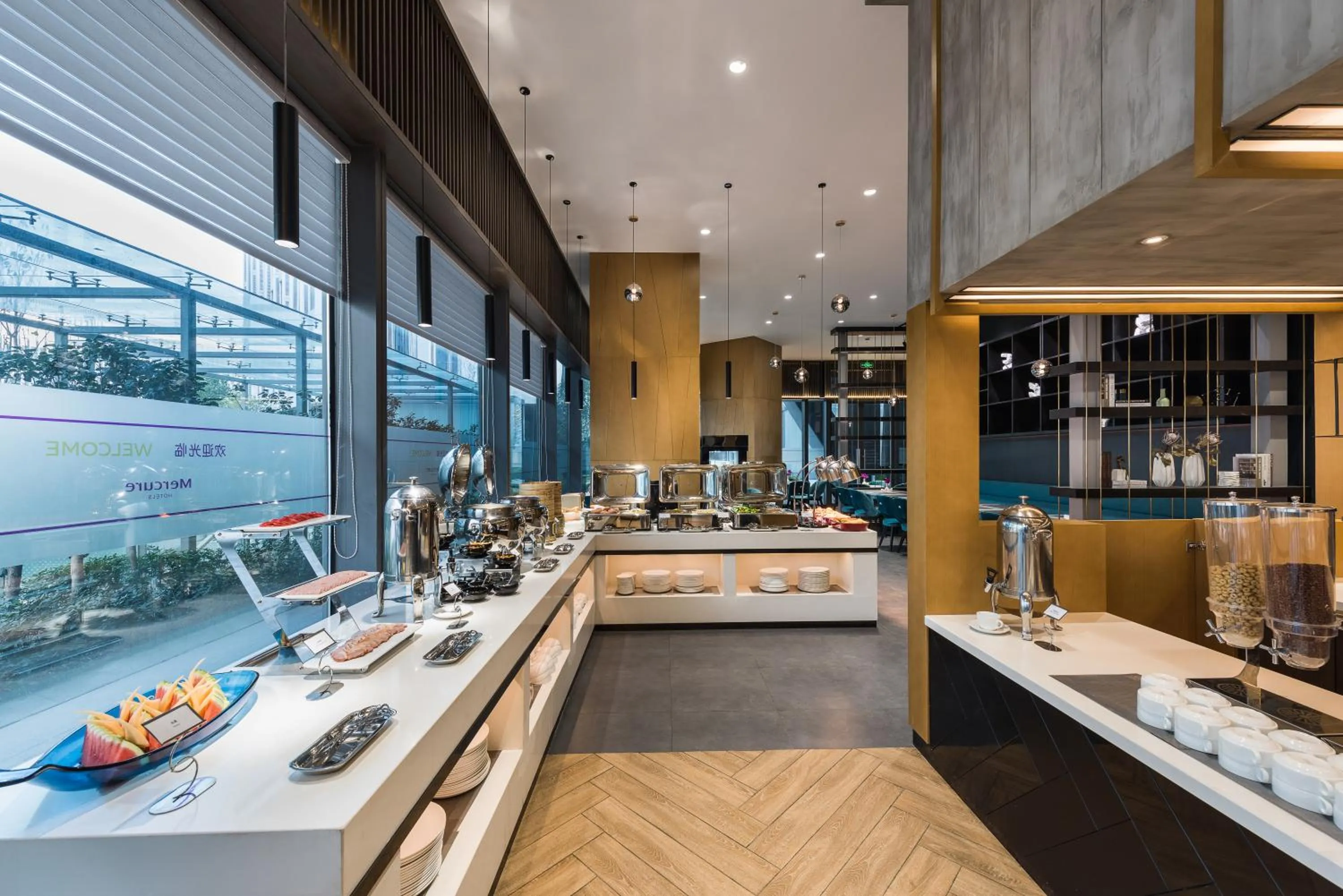 Restaurant/places to eat in Mercure Shanghai Hongqiao Railway Station