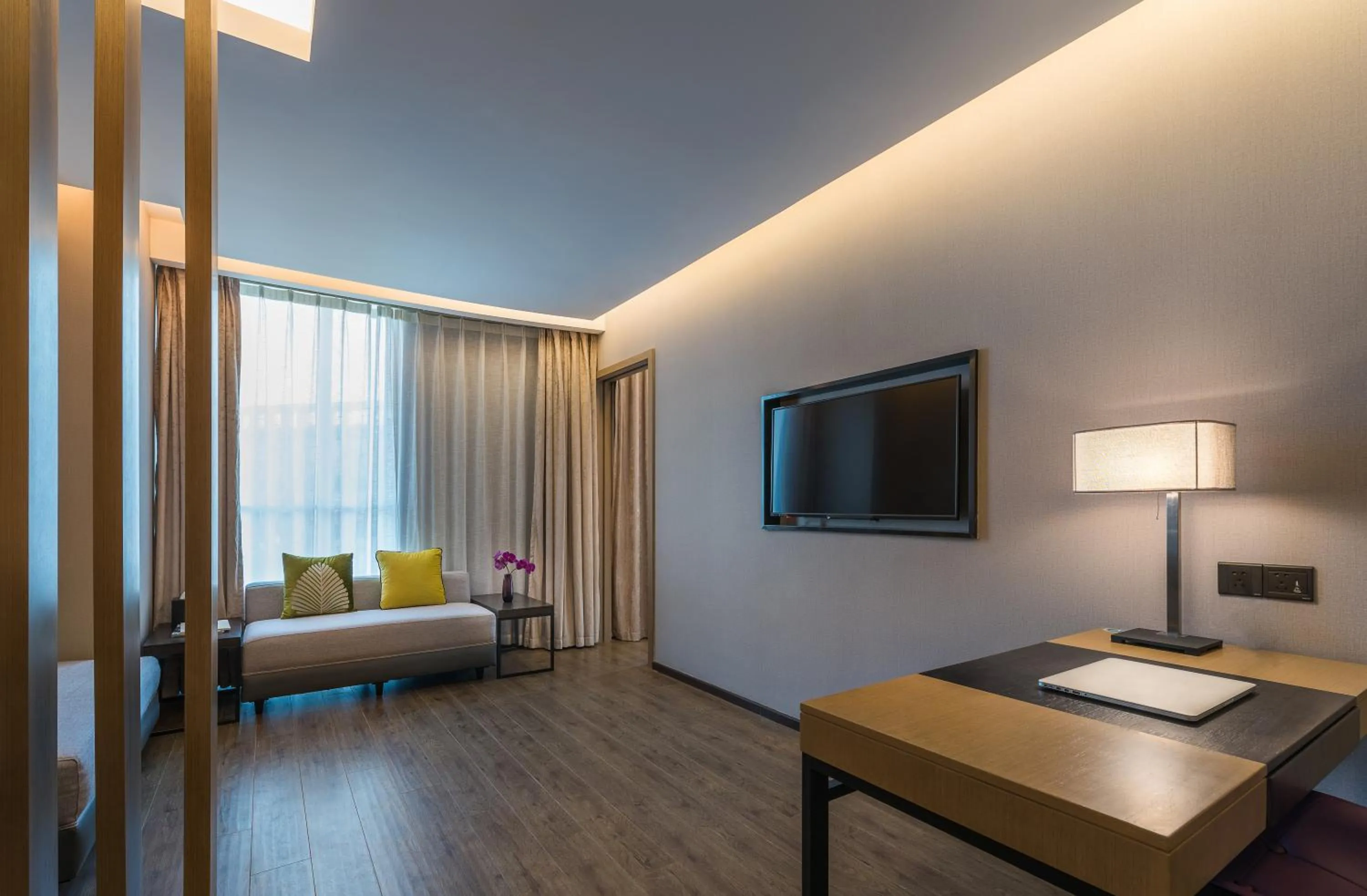 Bed in Mercure Shanghai Hongqiao Railway Station