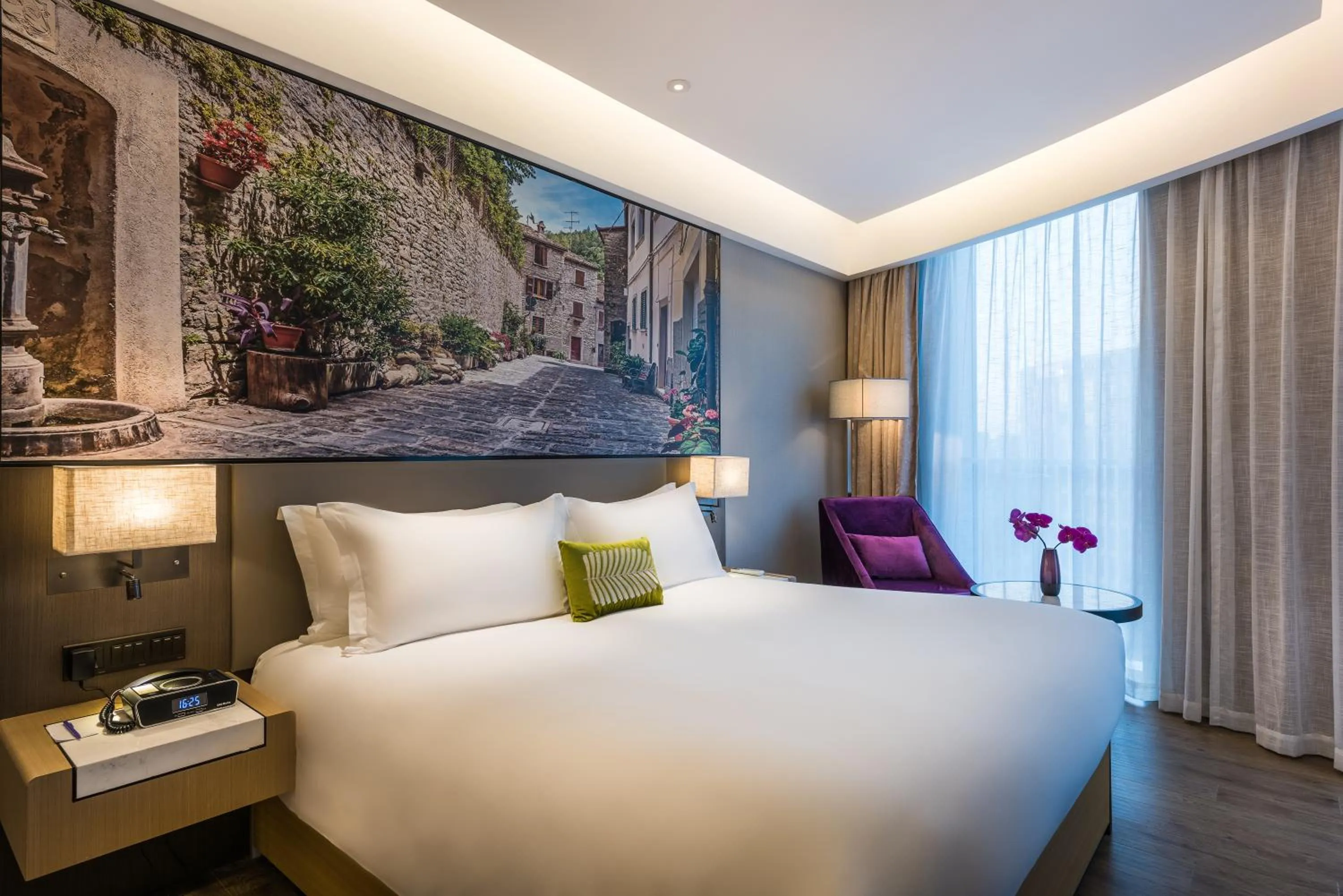 Bed in Mercure Shanghai Hongqiao Railway Station