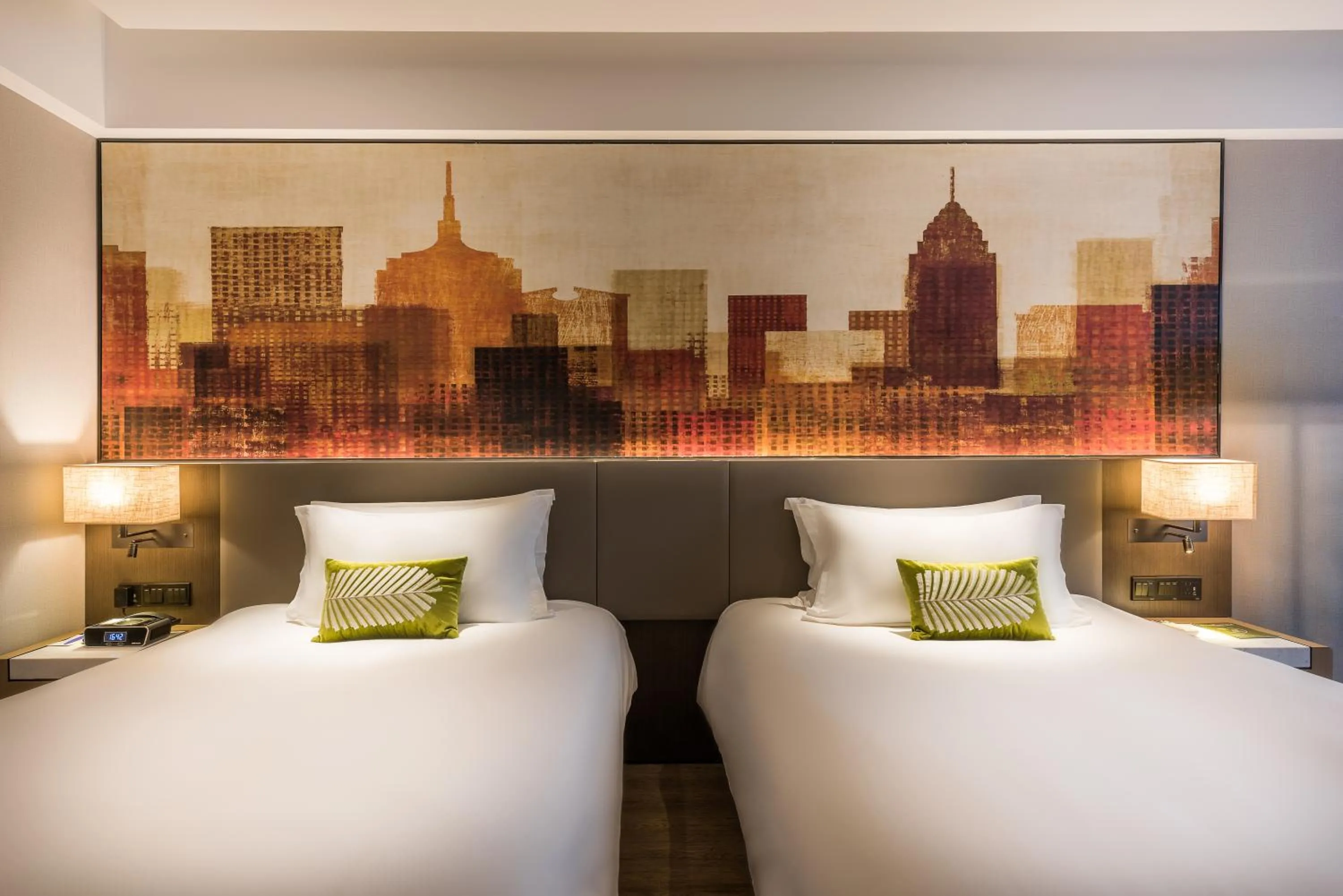 Bed in Mercure Shanghai Hongqiao Railway Station