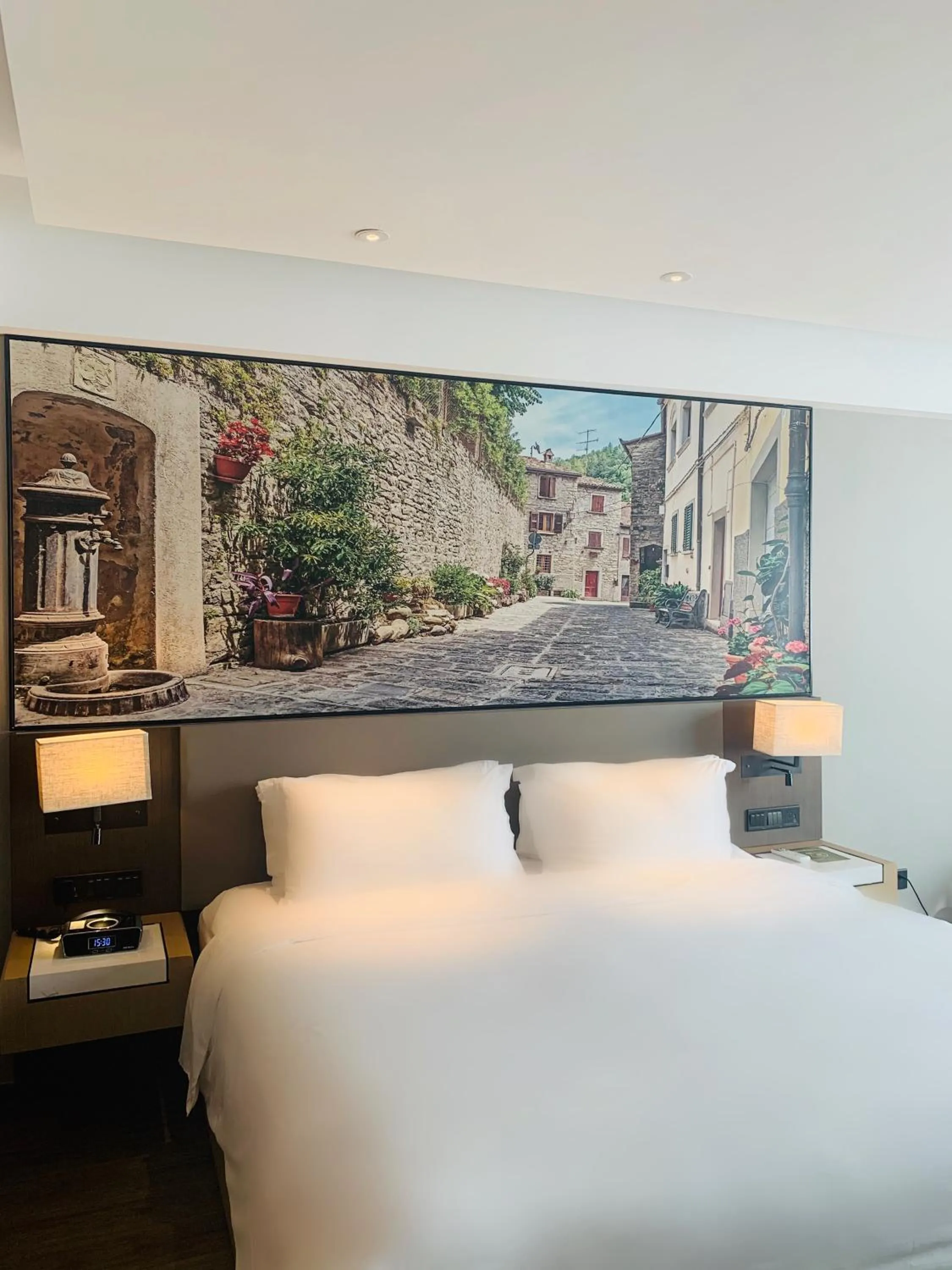 Bed in Mercure Shanghai Hongqiao Railway Station