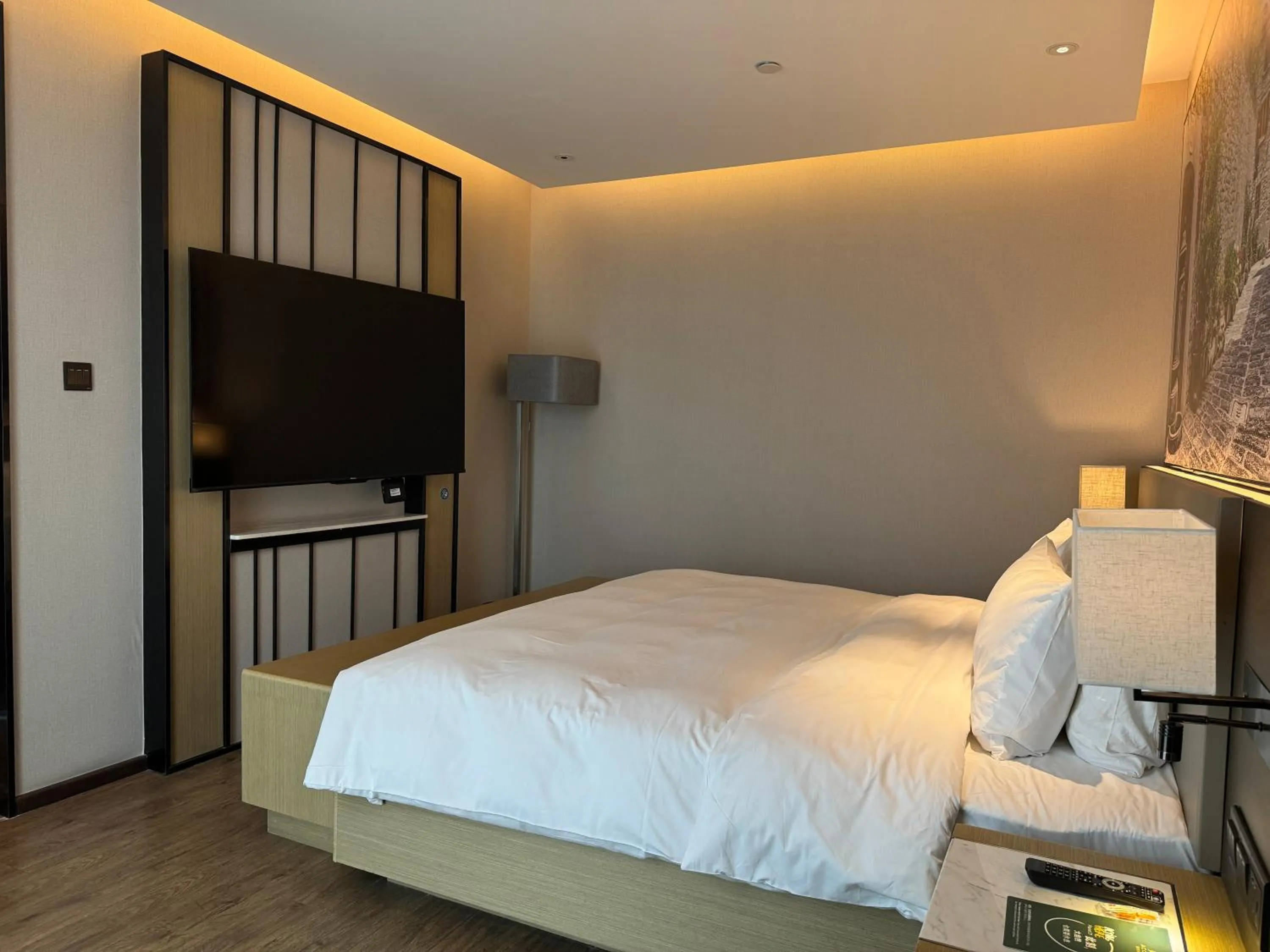 Bed in Mercure Shanghai Hongqiao Railway Station