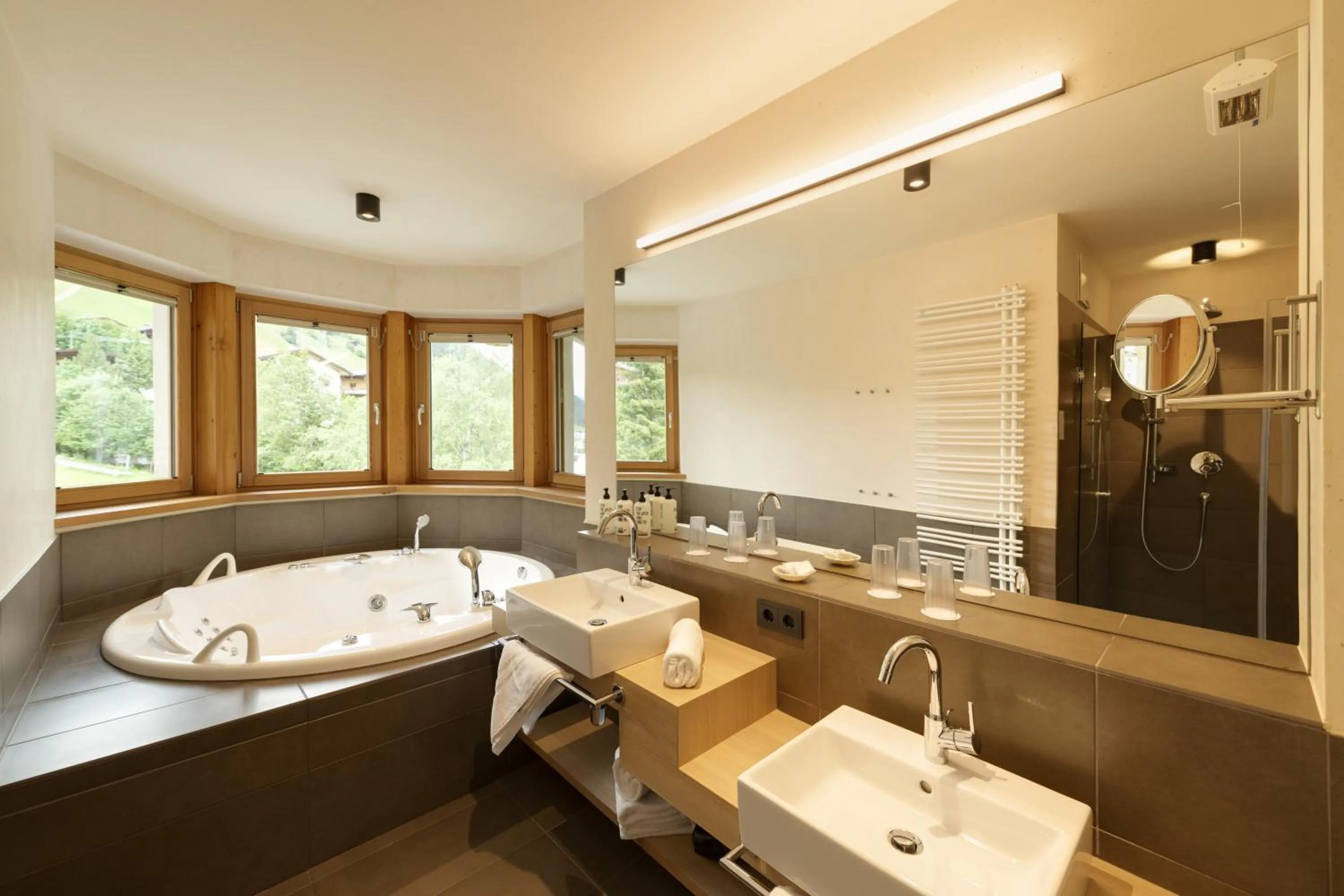 Hot Tub in Almhof Family und Wellness Resort