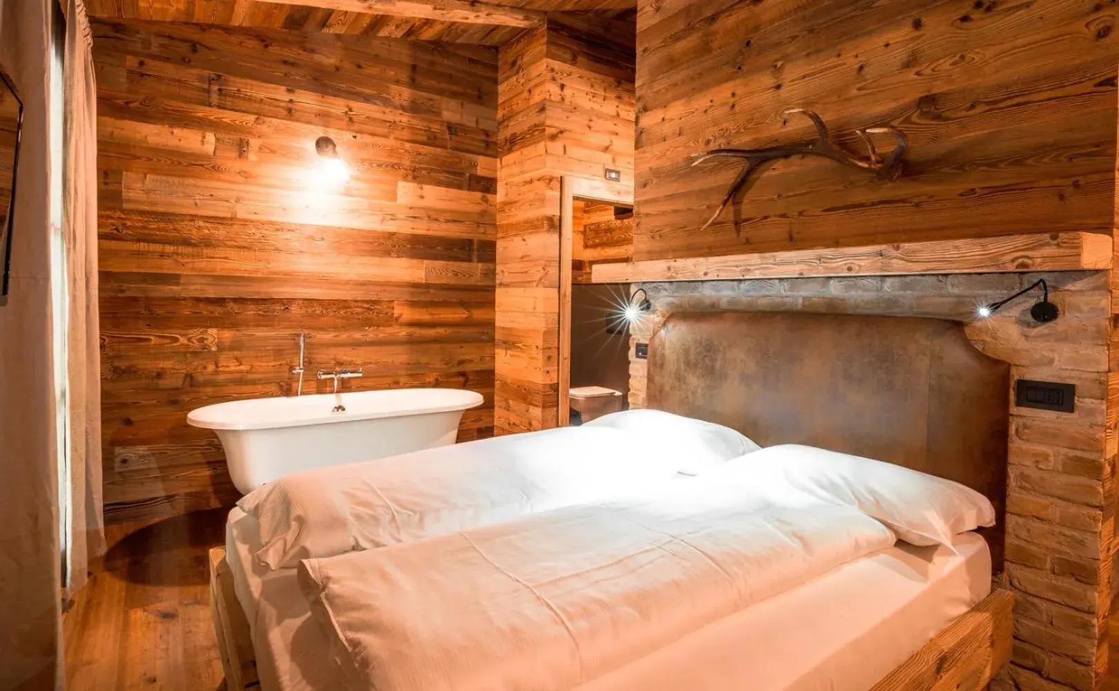 Deluxe Double Room with Bath in LMC Guesthouse Deluxe Double Room with Bath in LMC Guesthouse