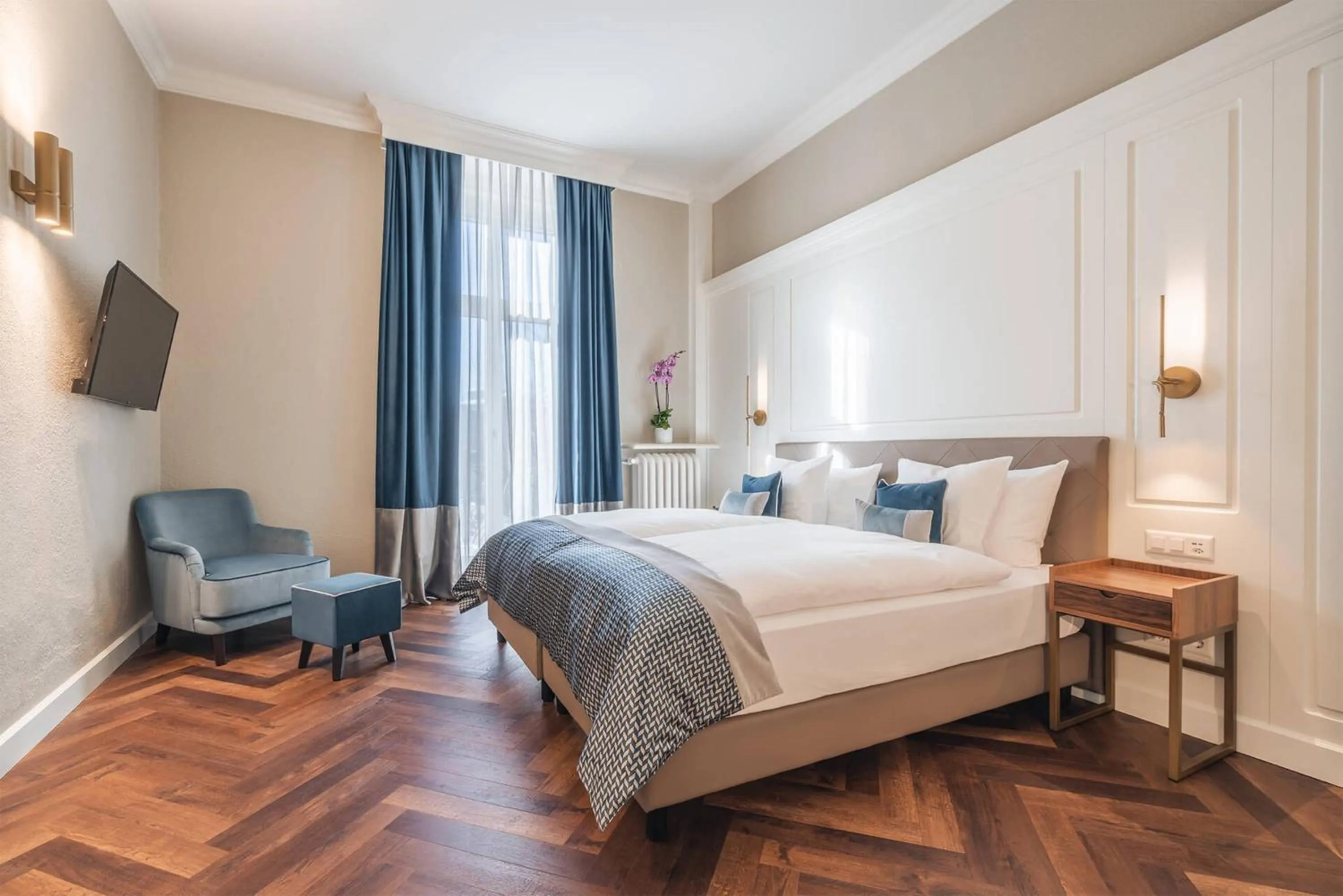 Photo of the whole room, Bed in Hotel Reine Victoria