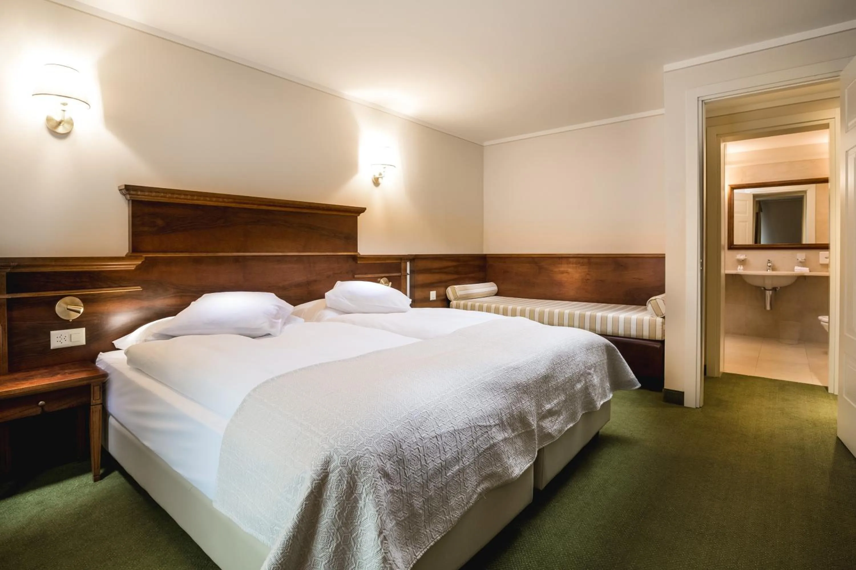 Photo of the whole room, Bed in Hotel Reine Victoria