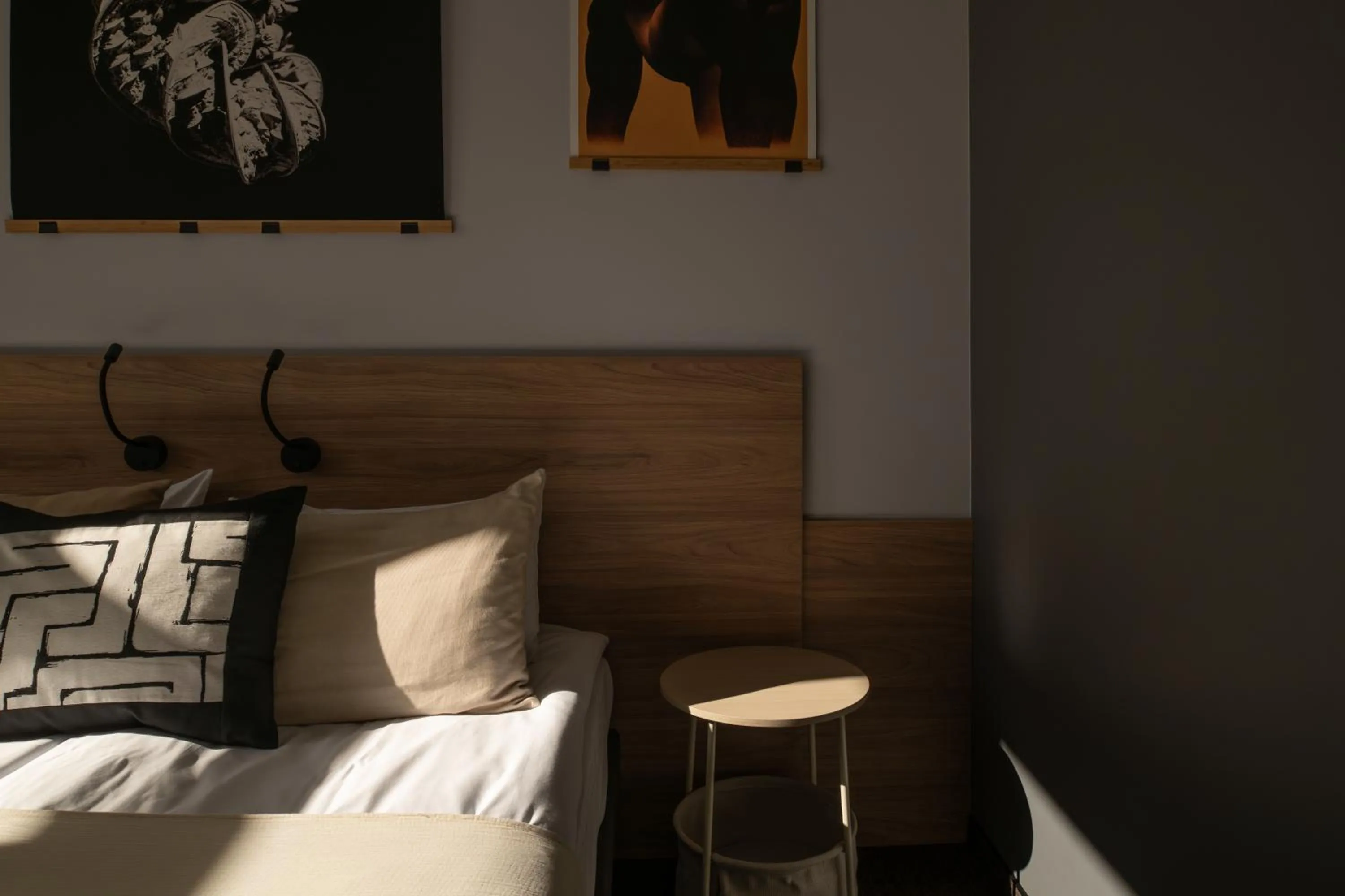 Living room, Bed in Corner Hotel