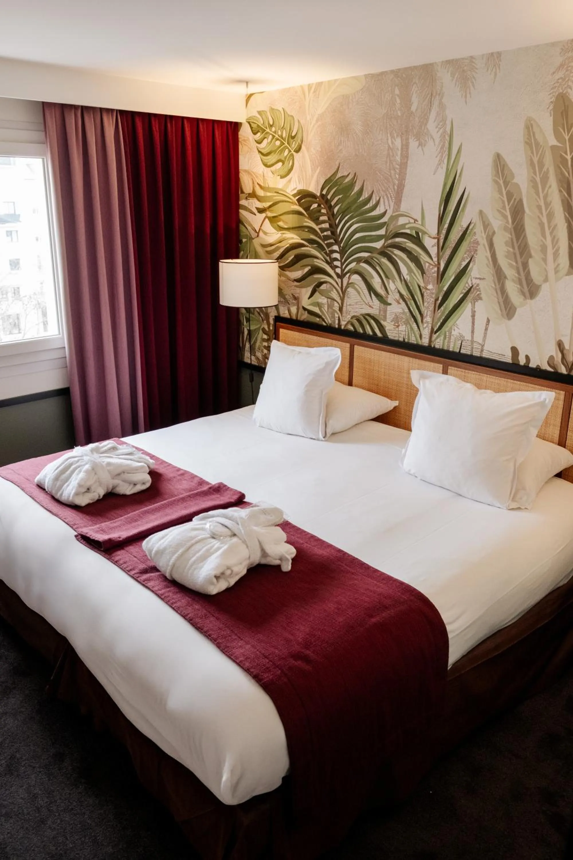 Bedroom, Bed in Hôtel Paris Neuilly