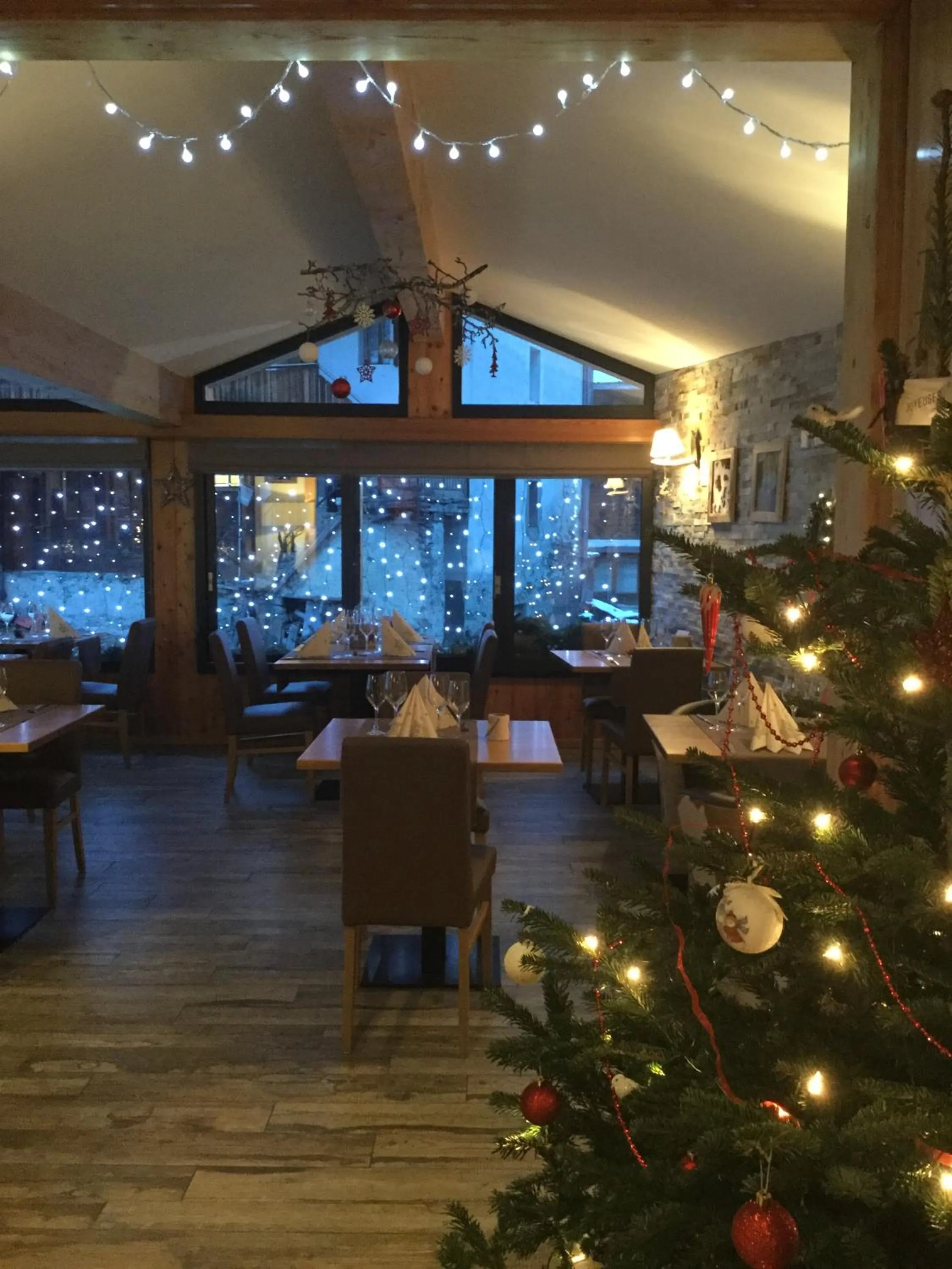 Restaurant/places to eat in Hôtel Dents de Veisivi