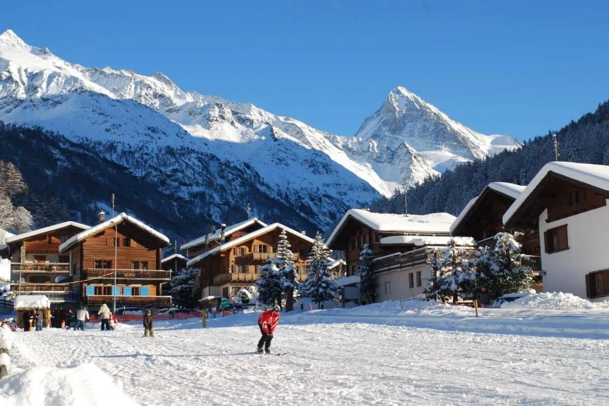 Skiing in Hôtel Dents de Veisivi