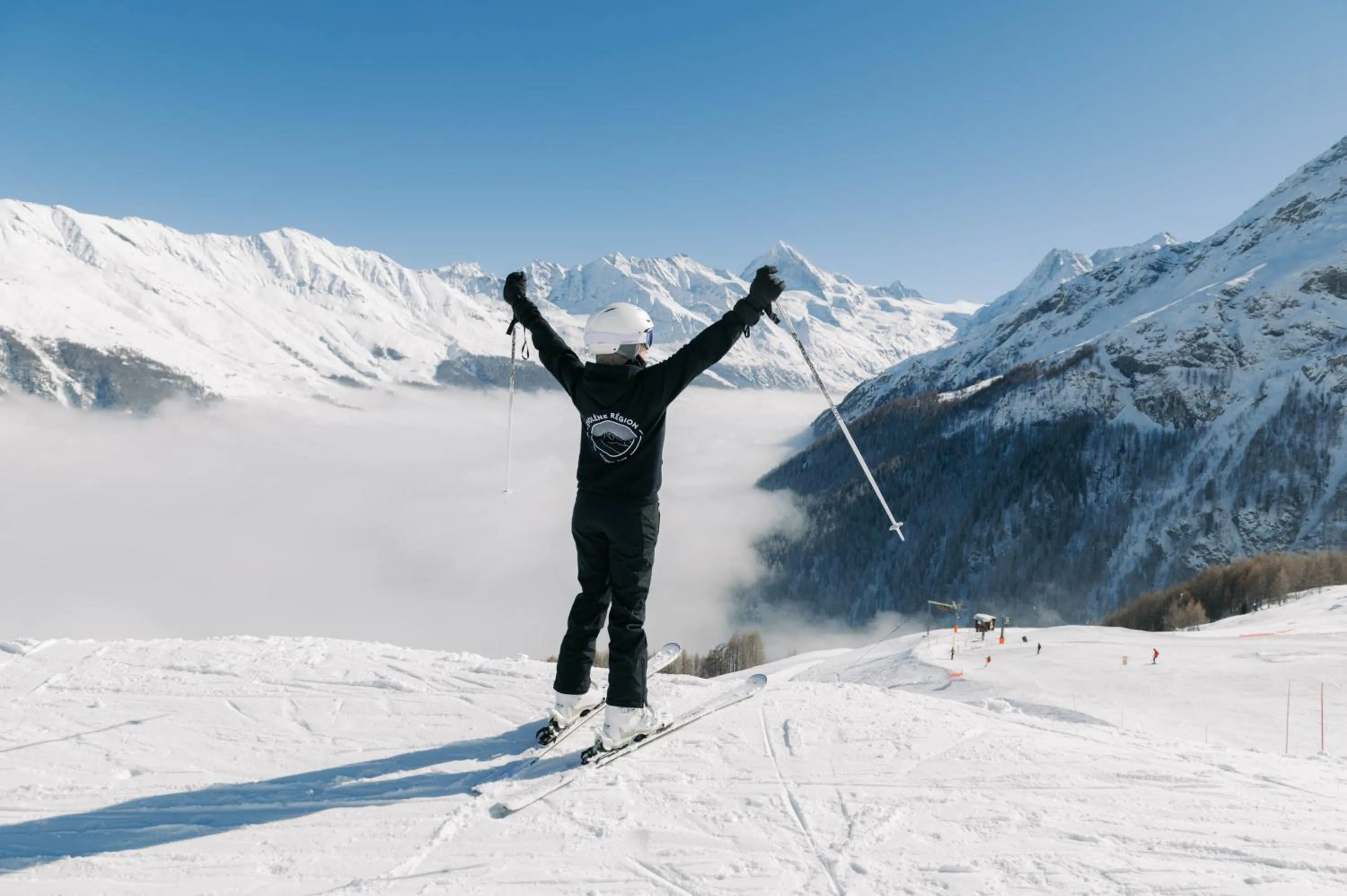 Skiing in Hôtel Dents de Veisivi