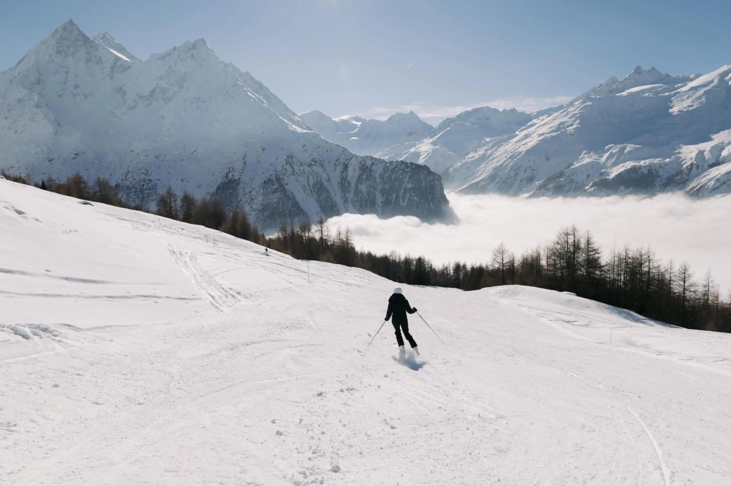 People in Hôtel Dents de Veisivi