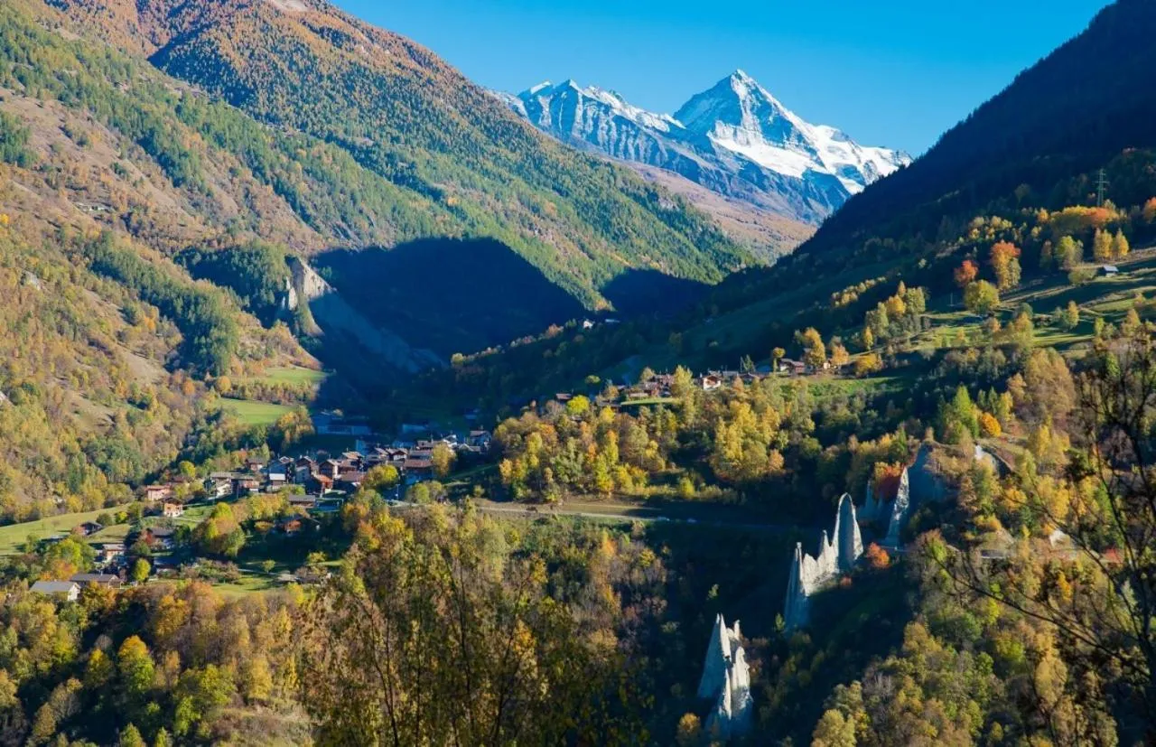 Nearby landmark in Hôtel Dents de Veisivi