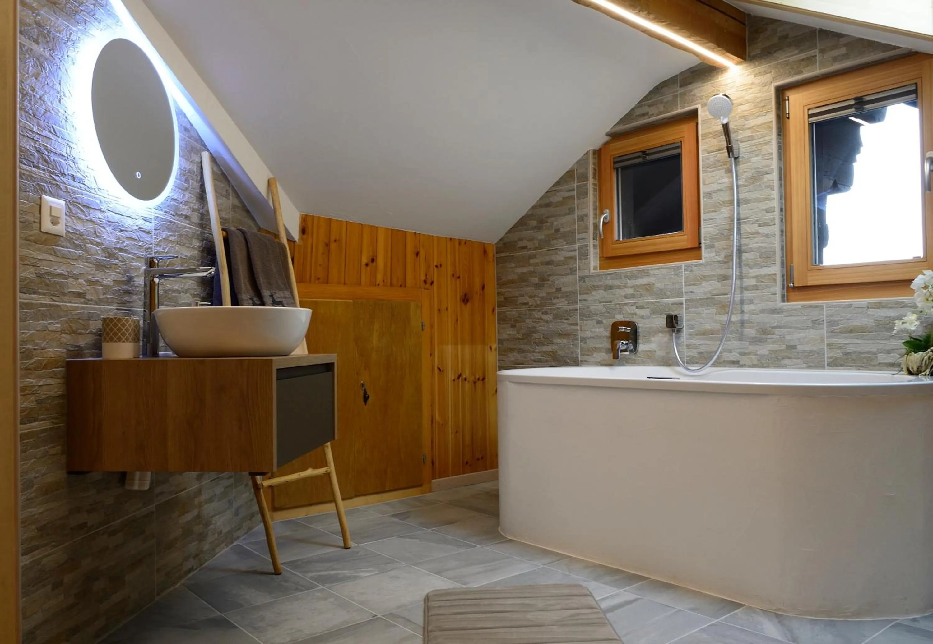 Hot Tub in Hôtel Dents de Veisivi