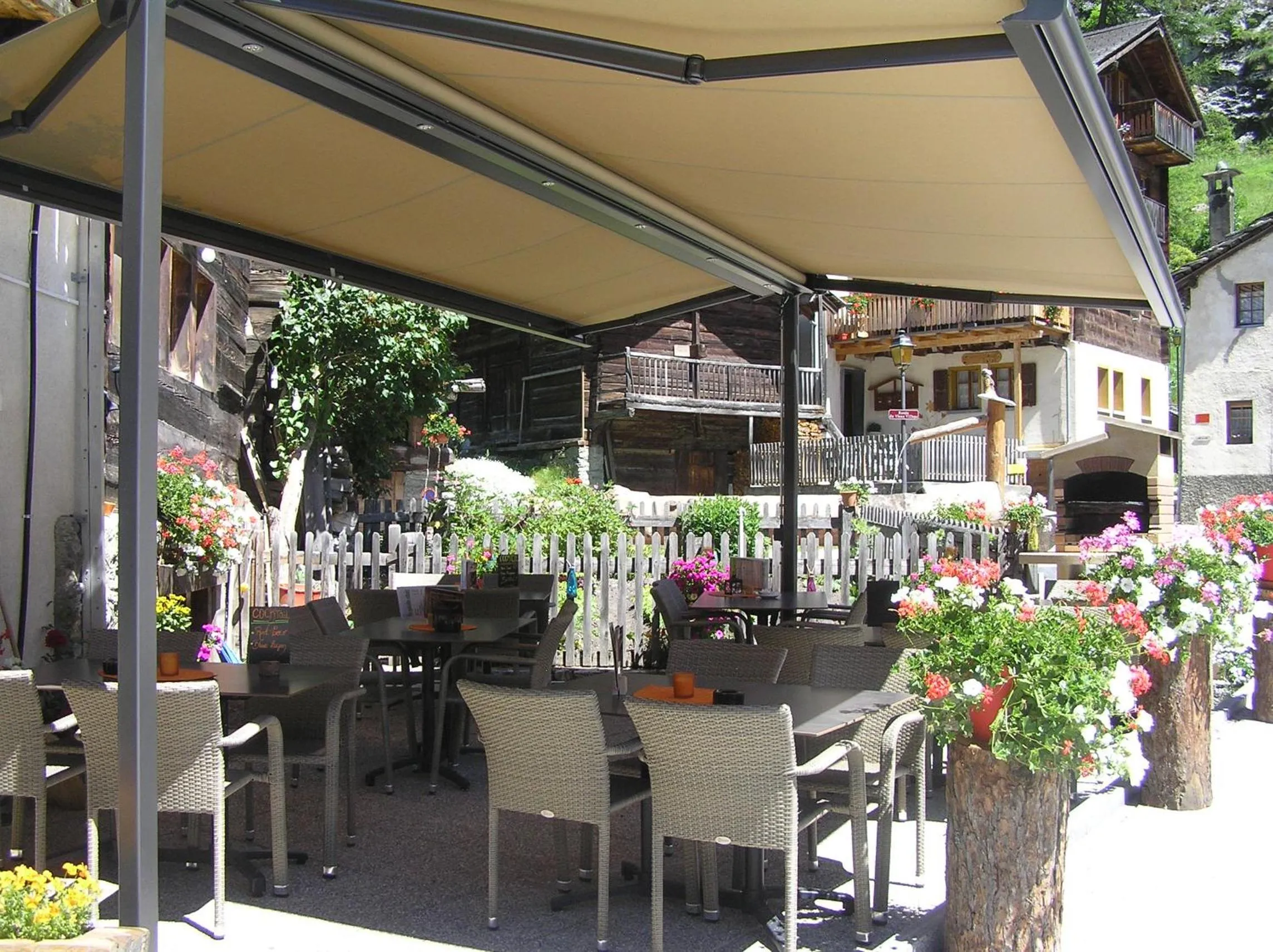 Patio in Hôtel Dents de Veisivi