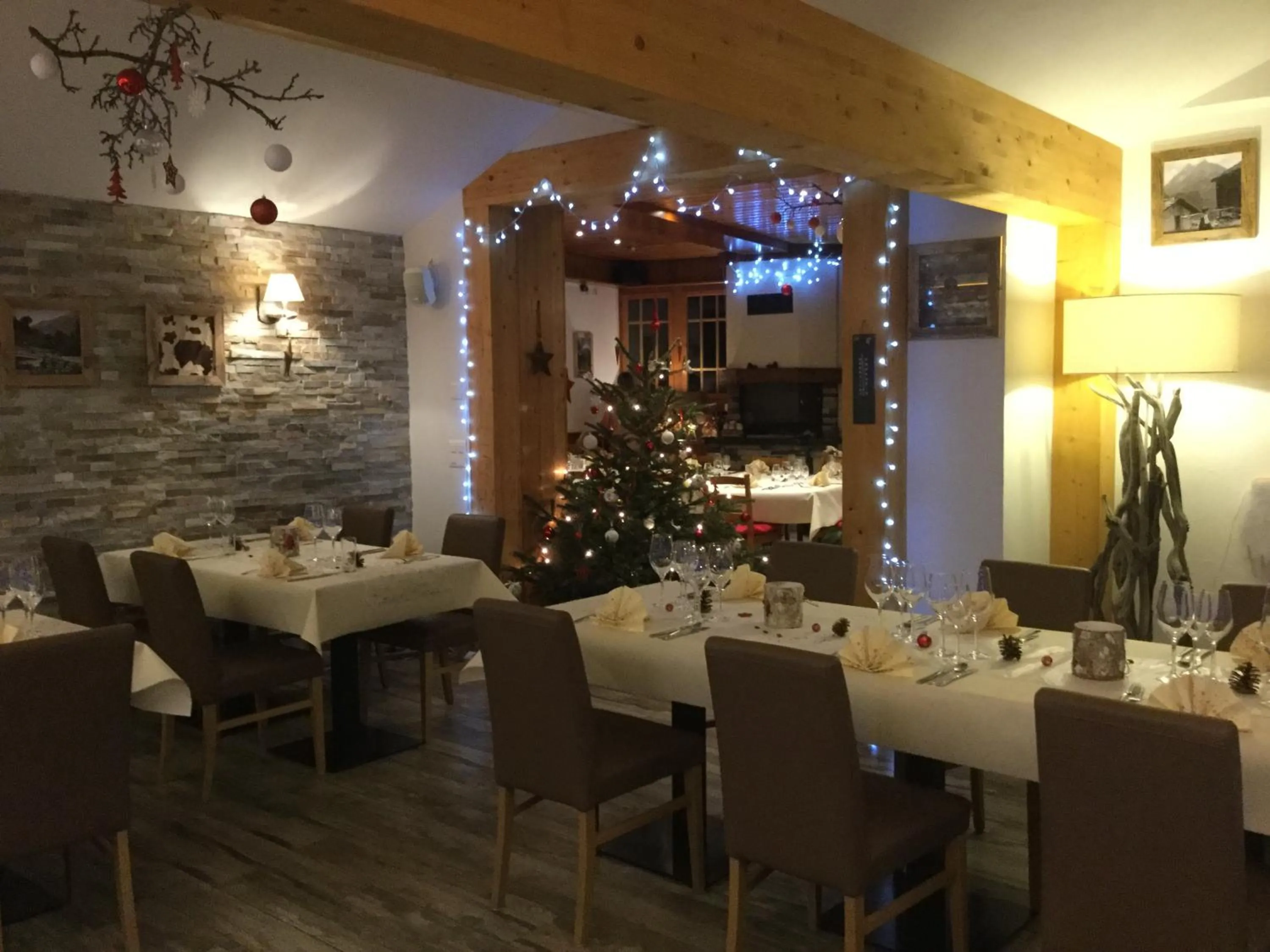 Restaurant/places to eat in Hôtel Dents de Veisivi