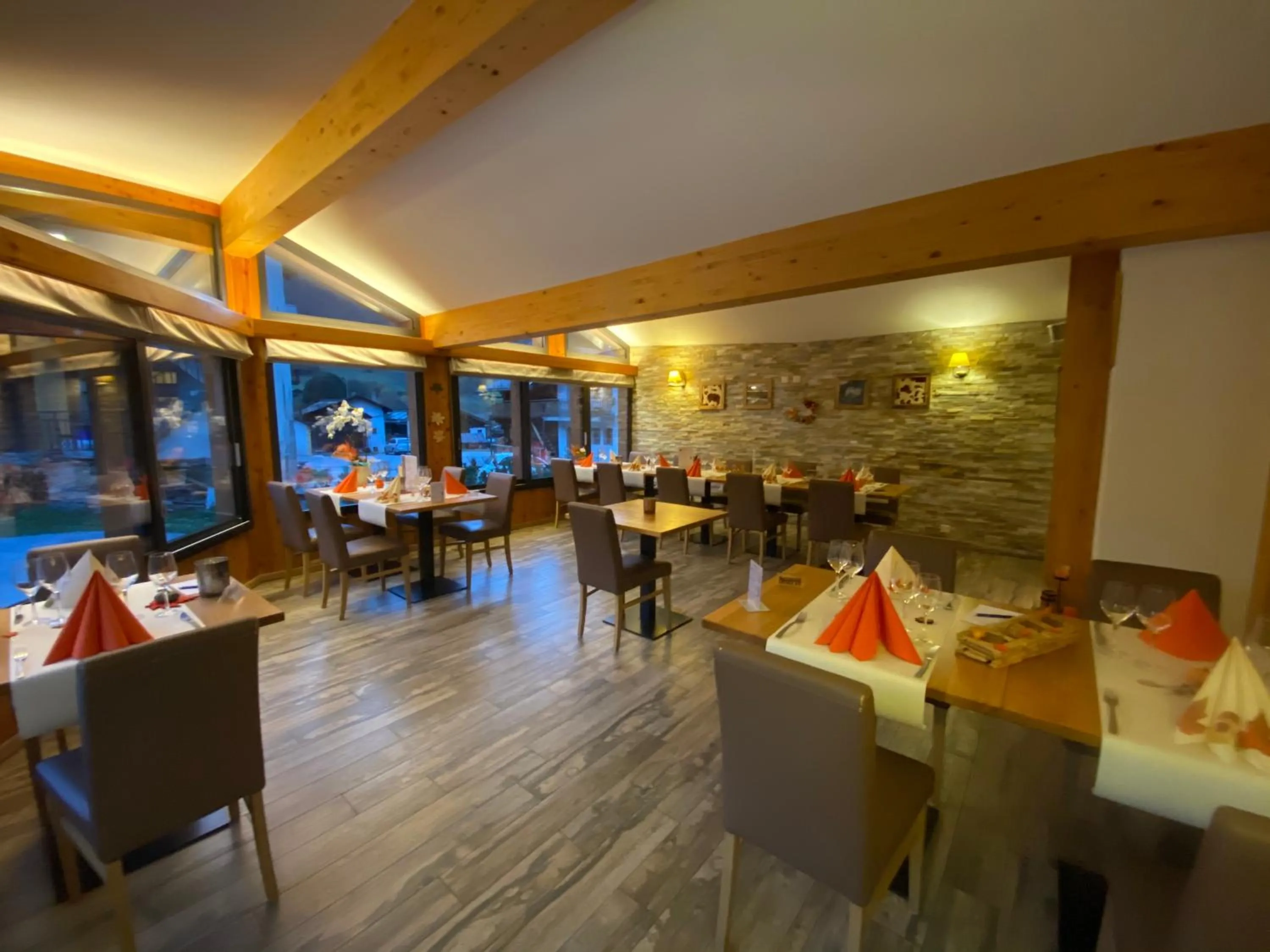 Restaurant/places to eat in Hôtel Dents de Veisivi