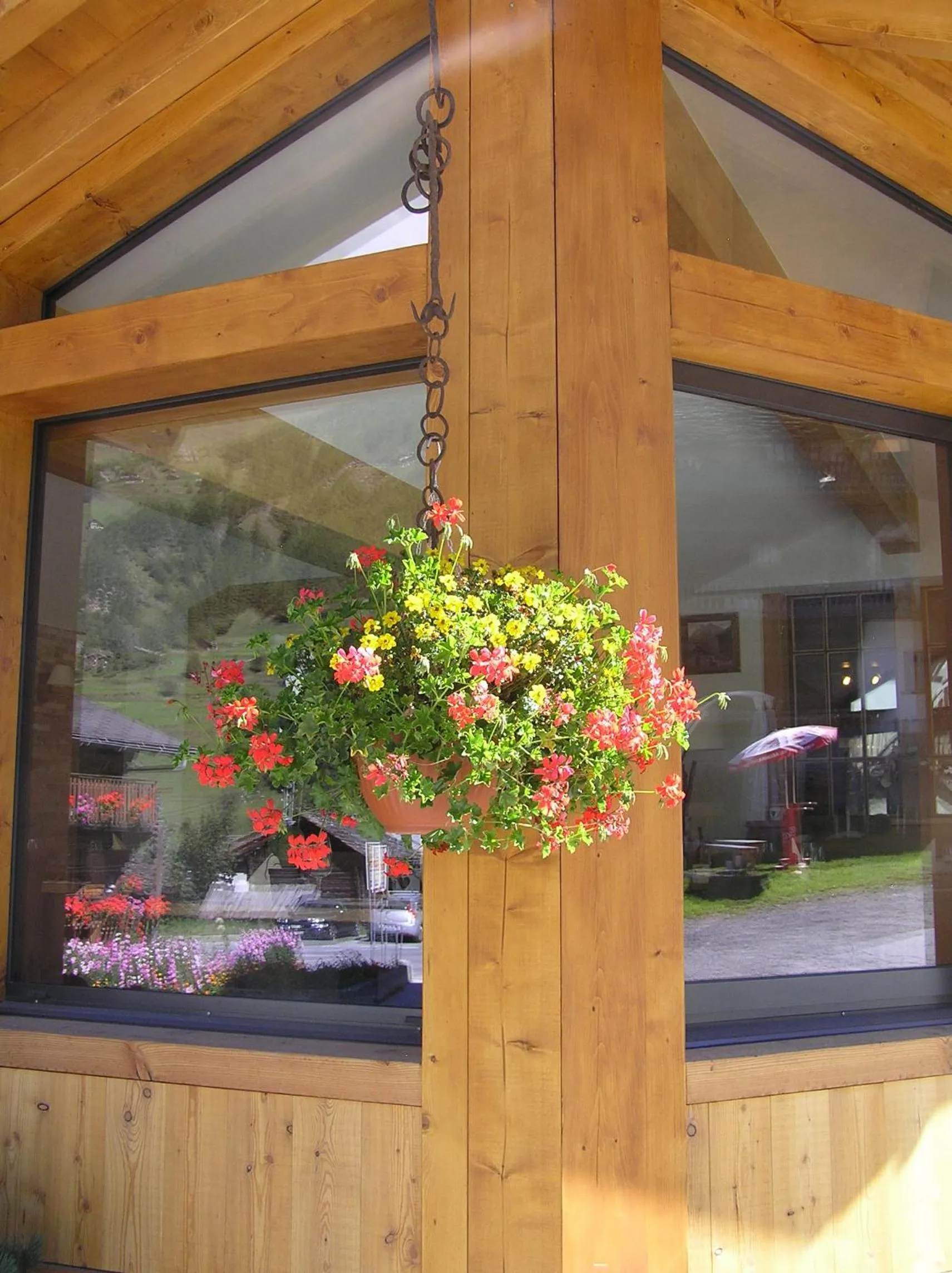 Facade/entrance in Hôtel Dents de Veisivi