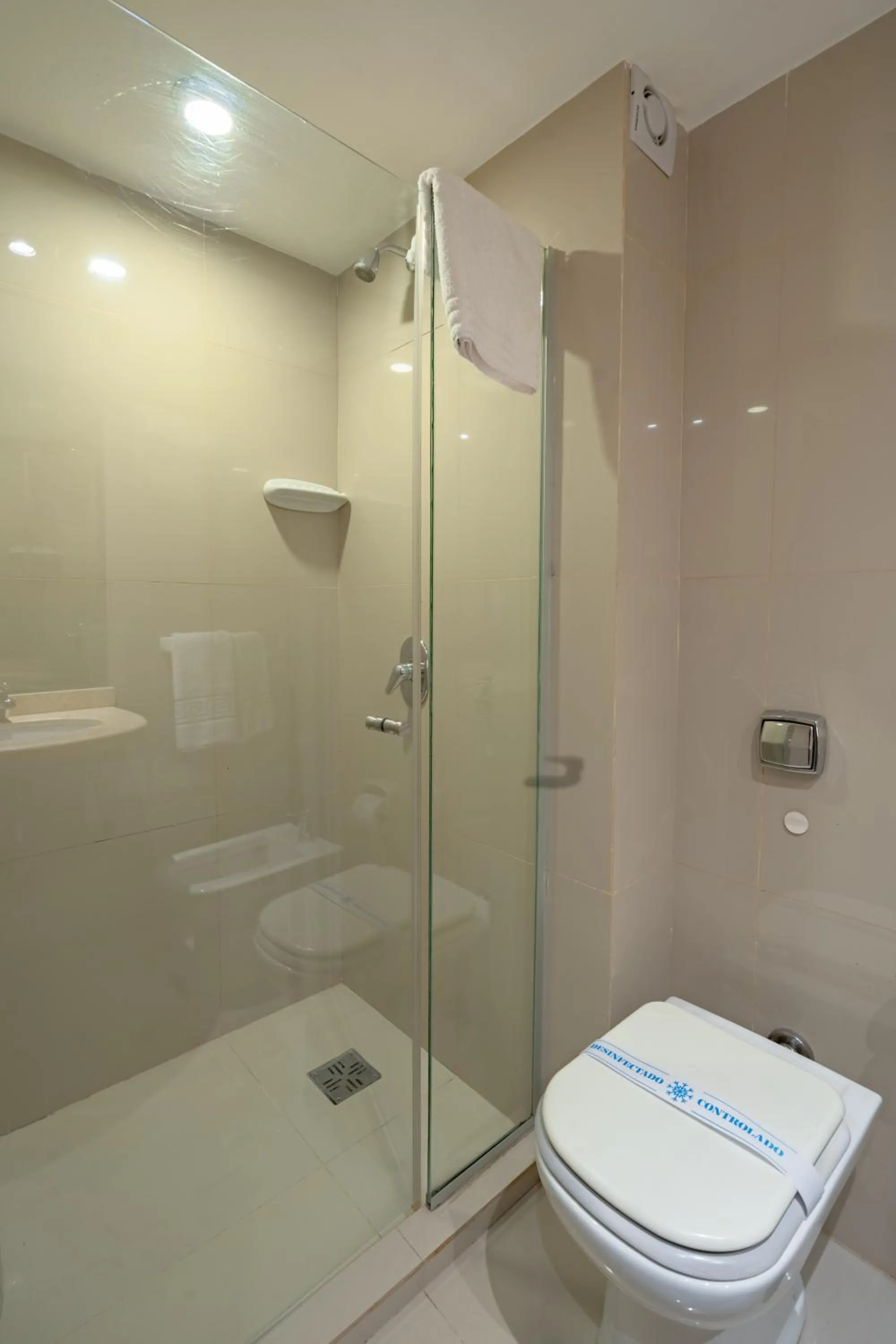 Shower in Lagos Andinos