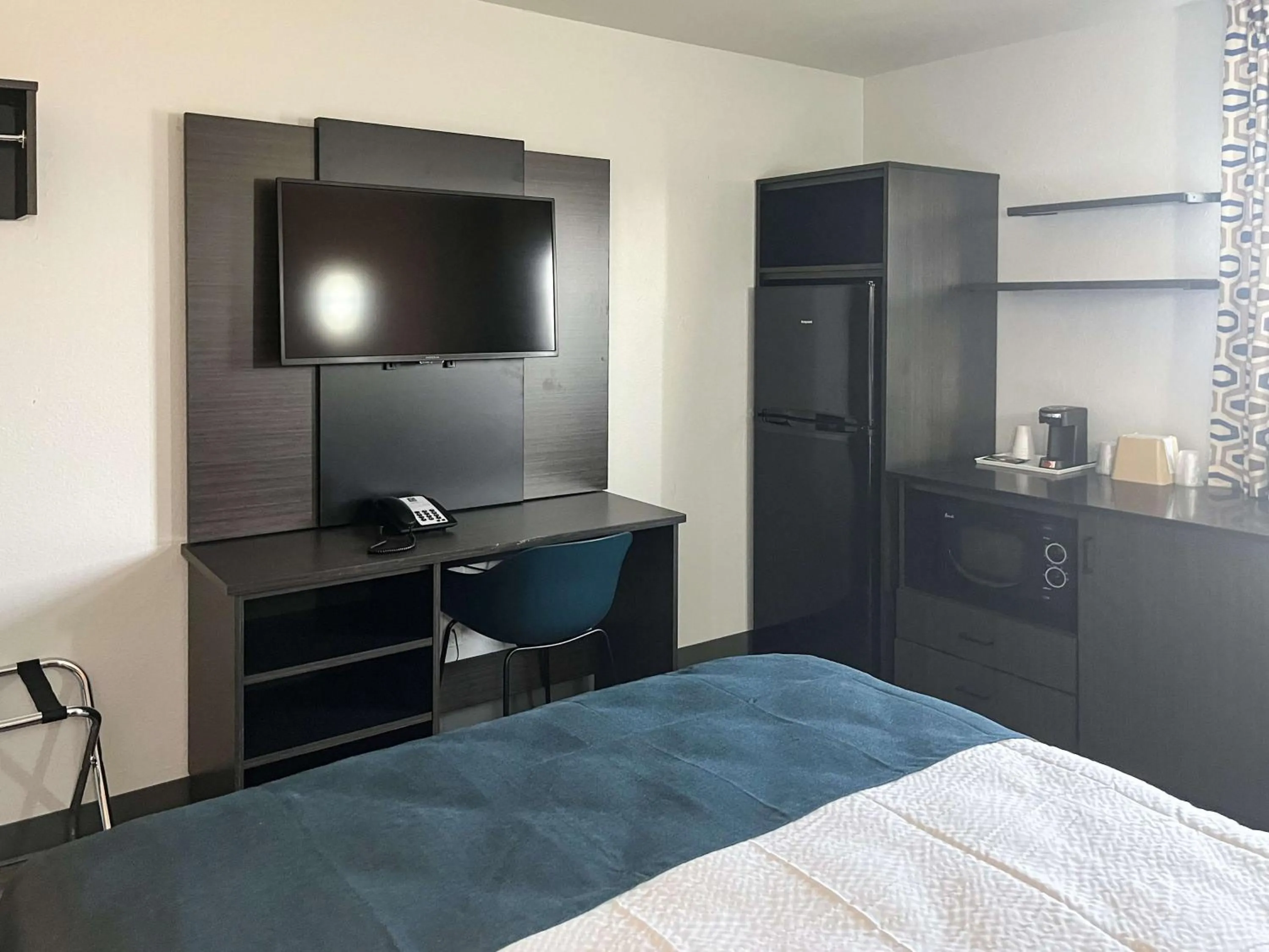 Photo of the whole room, Bed in Studio 6 Suites Delano, CA