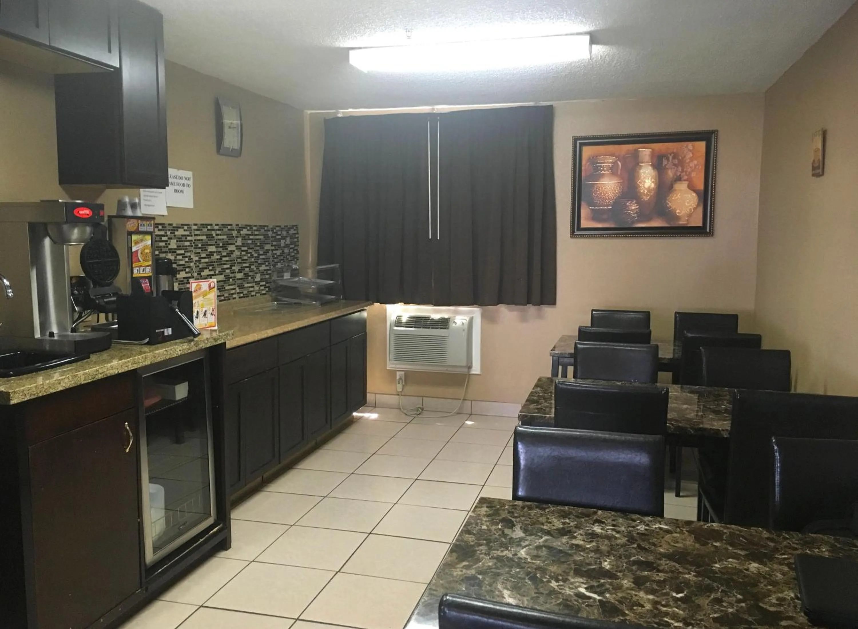Area and facilities in Studio 6 Suites Delano, CA