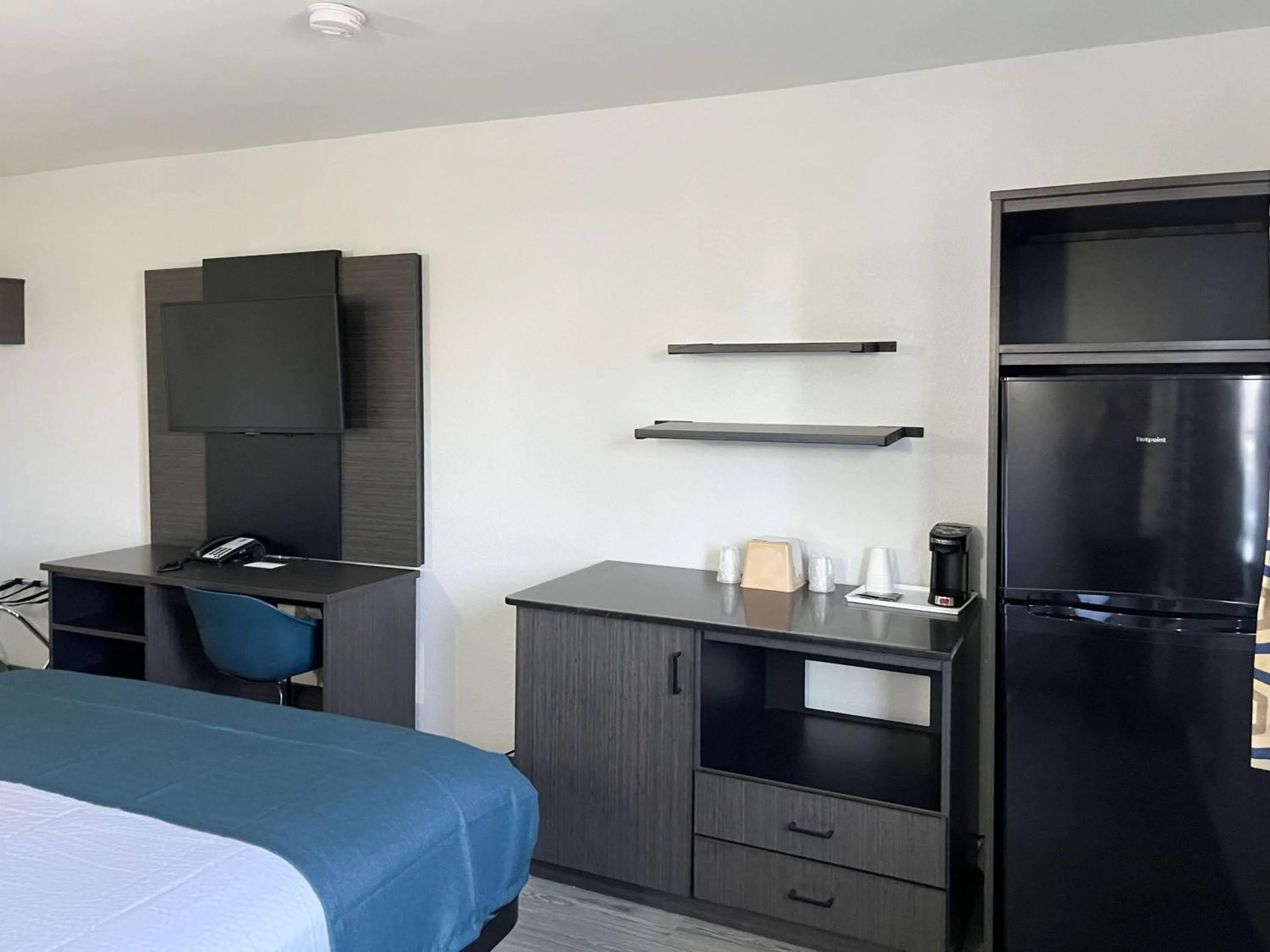 Photo of the whole room, Bed in Studio 6 Suites Delano, CA