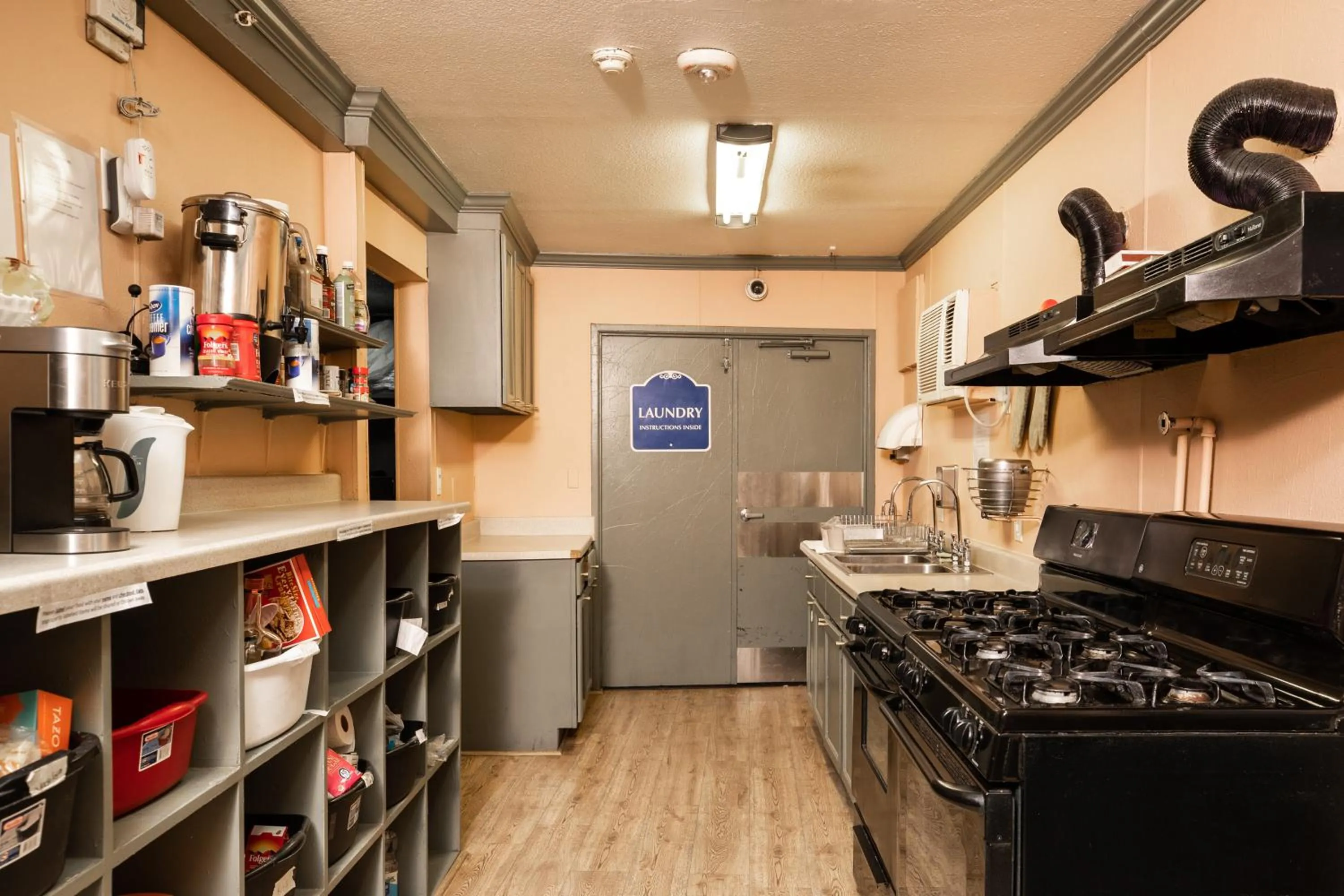 Communal kitchen in Bungalows Hostel