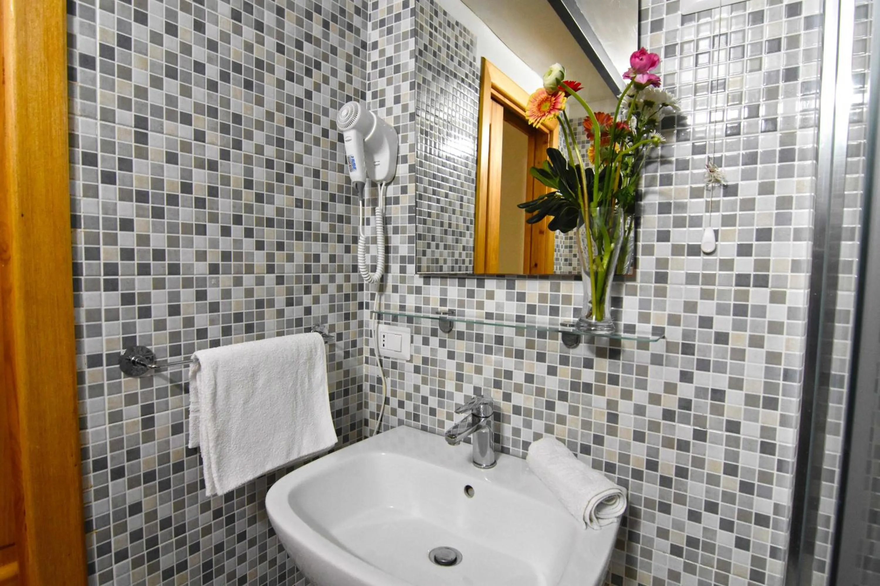 Shower in B&B Ninarella Napoli