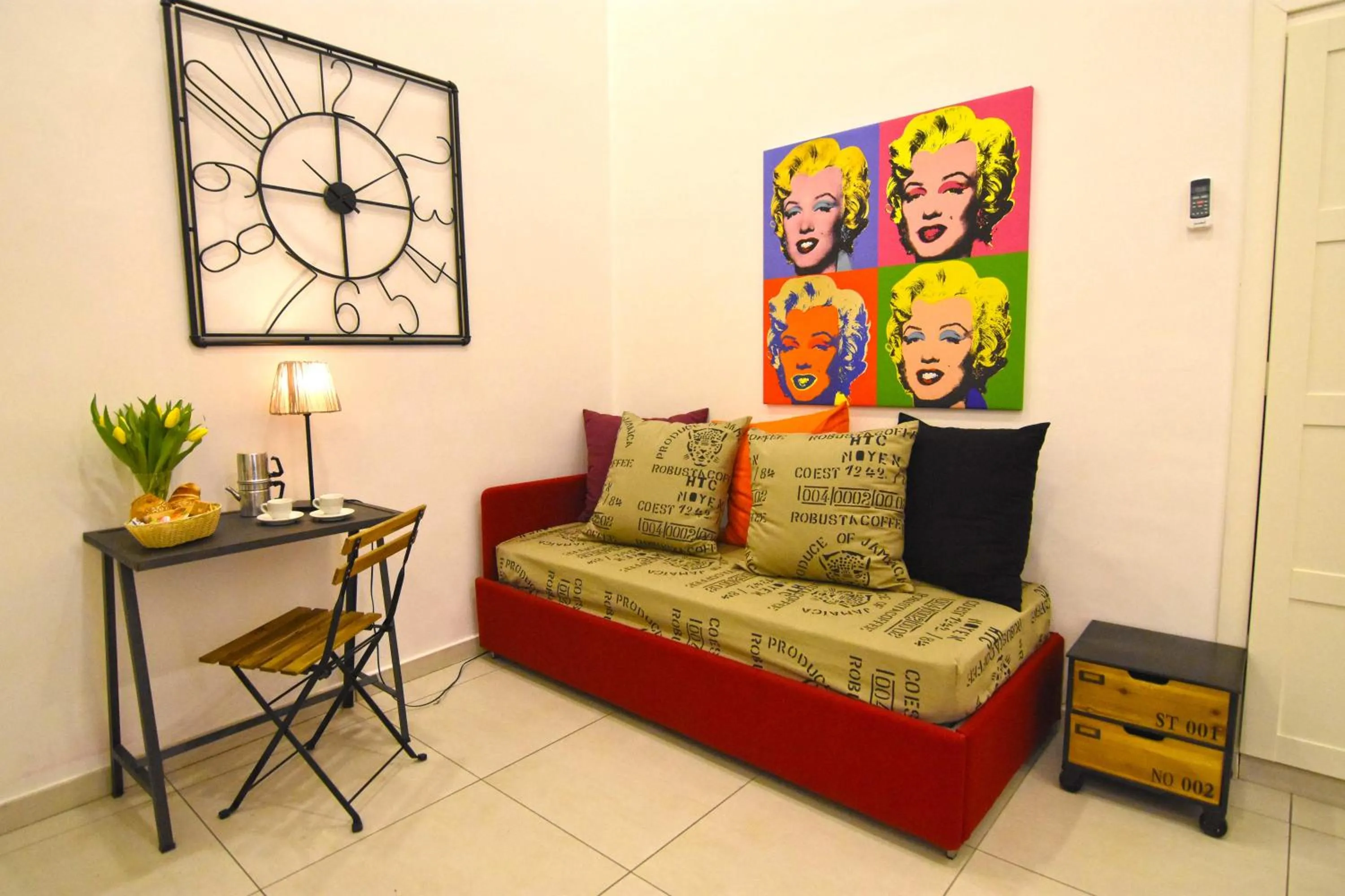 Photo of the whole room in B&B Ninarella Napoli