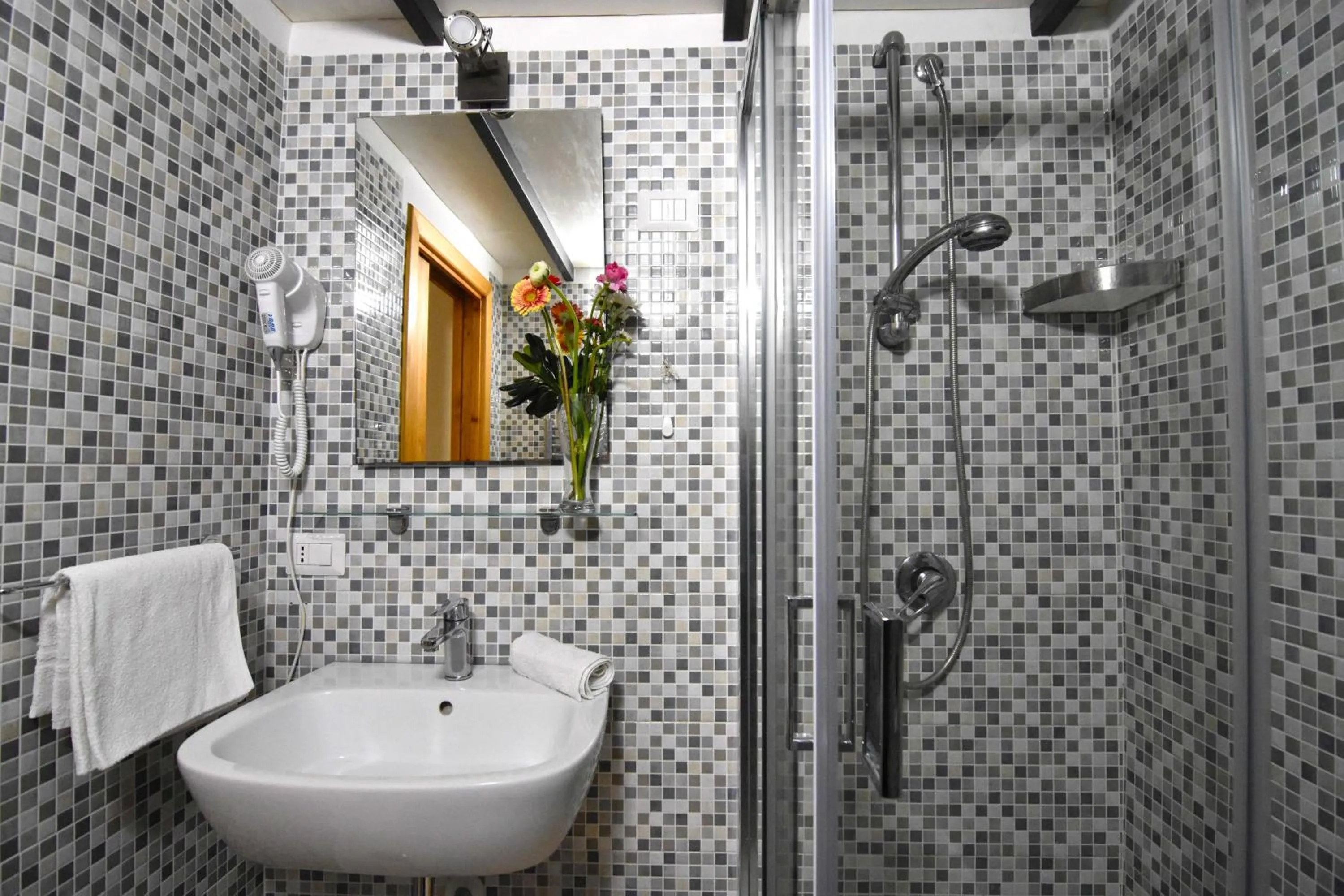 Shower in B&B Ninarella Napoli