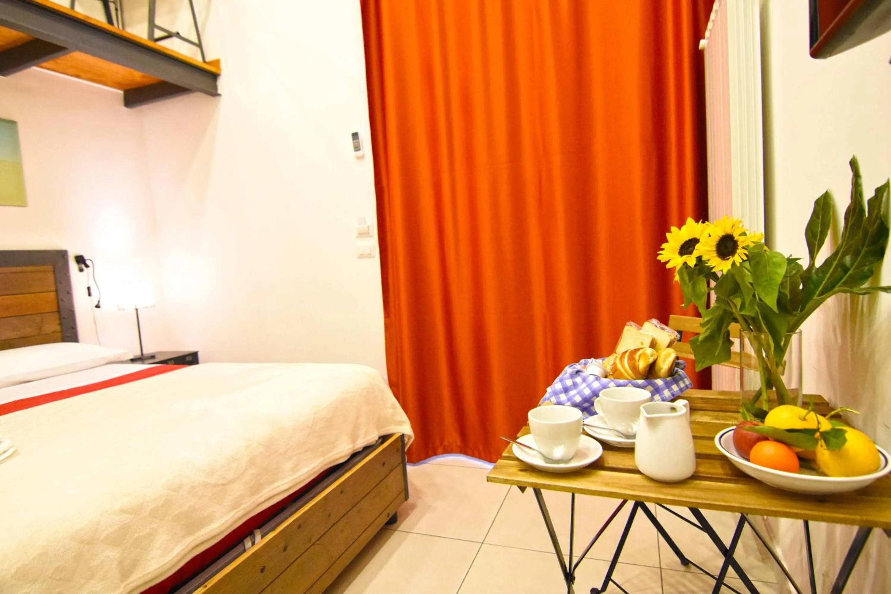 Decorative detail, Bed in B&B Ninarella Napoli