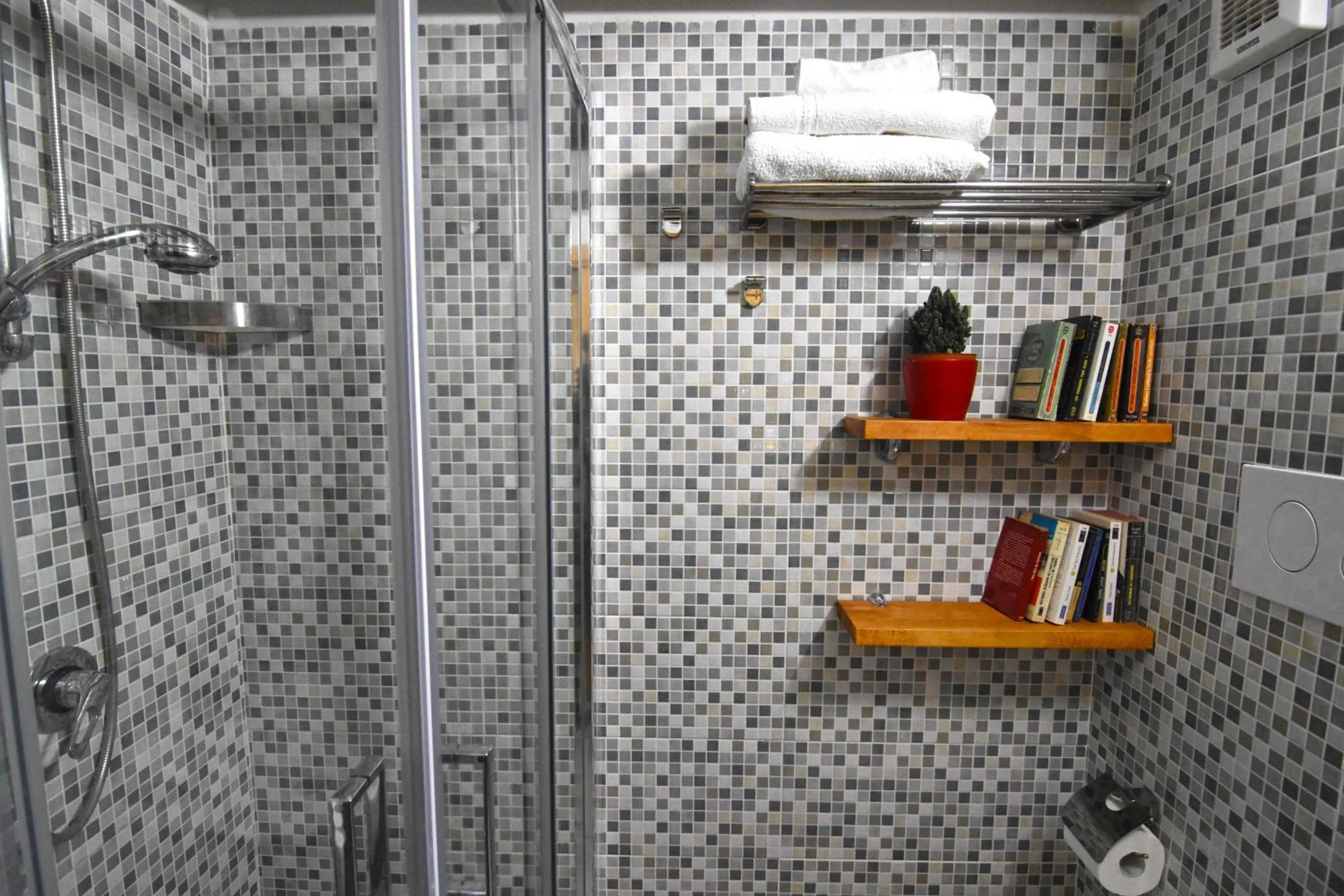 Shower in B&B Ninarella Napoli