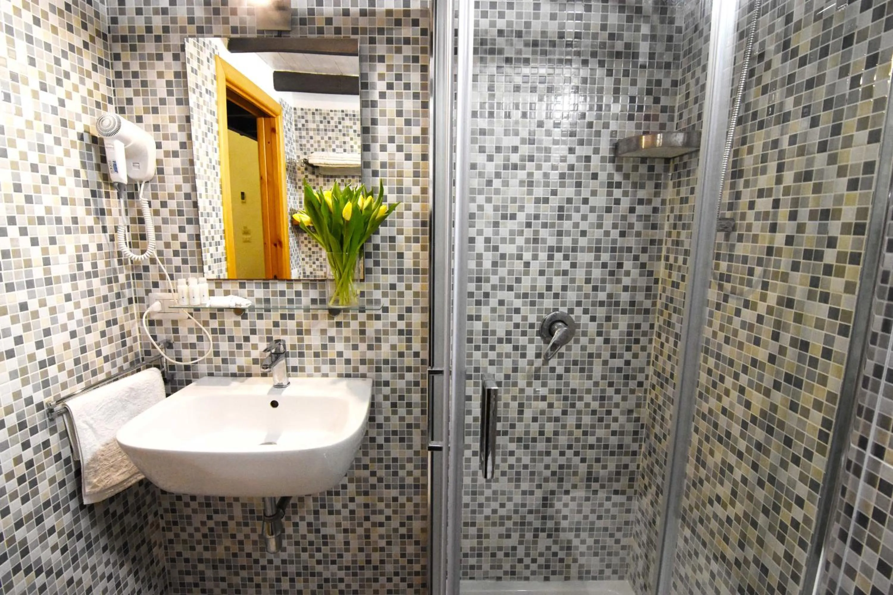 Shower in B&B Ninarella Napoli