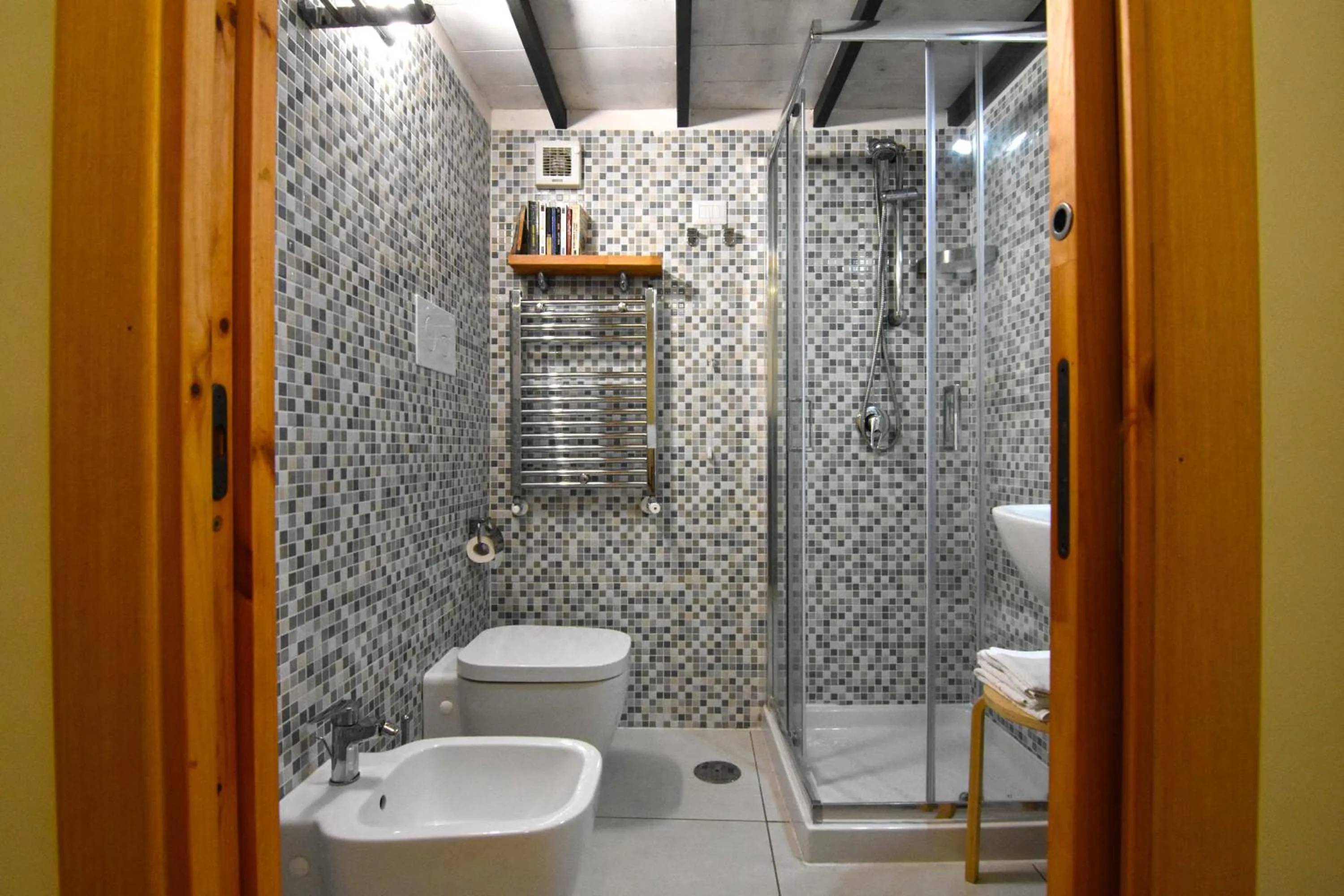 Shower in B&B Ninarella Napoli