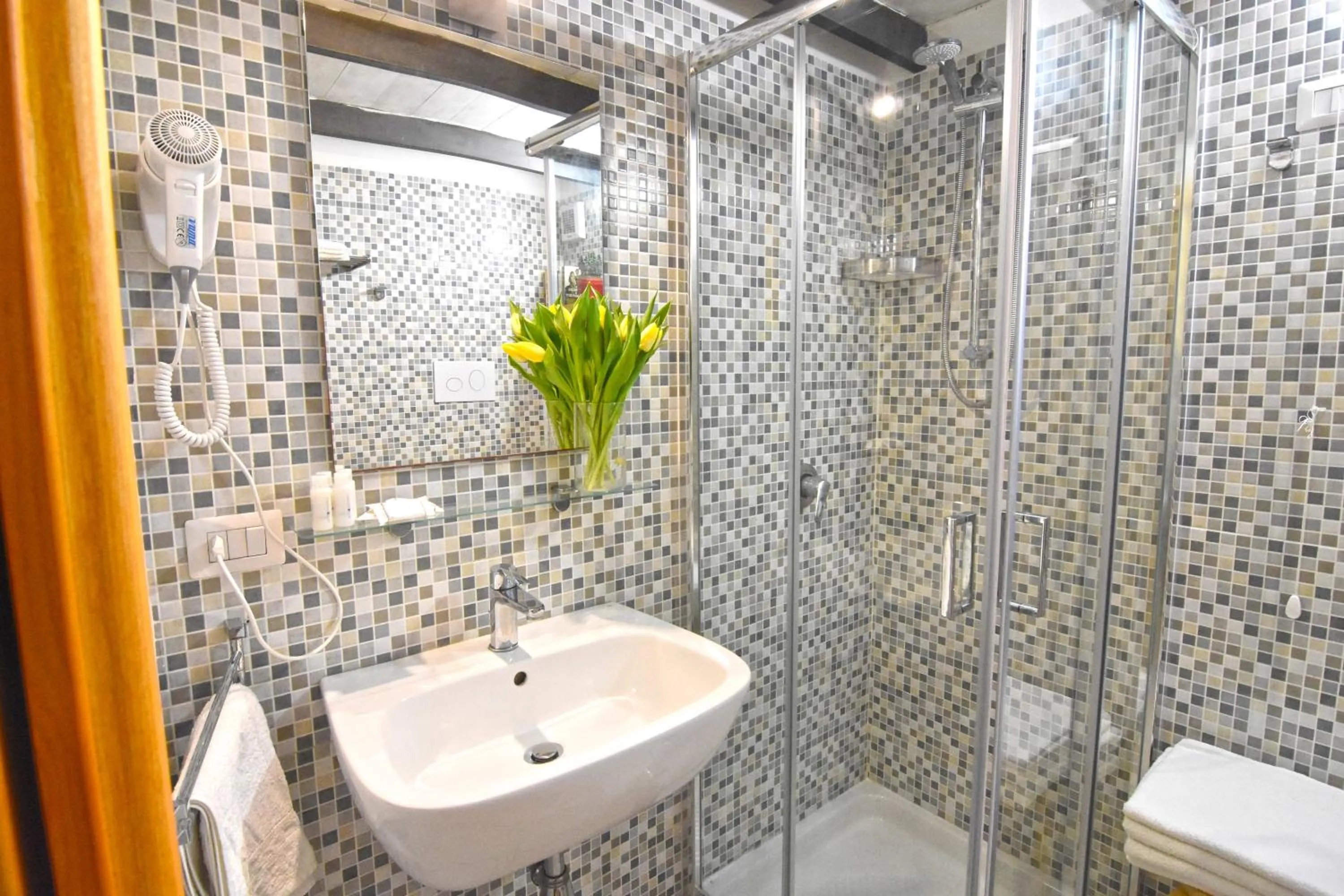 Shower in B&B Ninarella Napoli