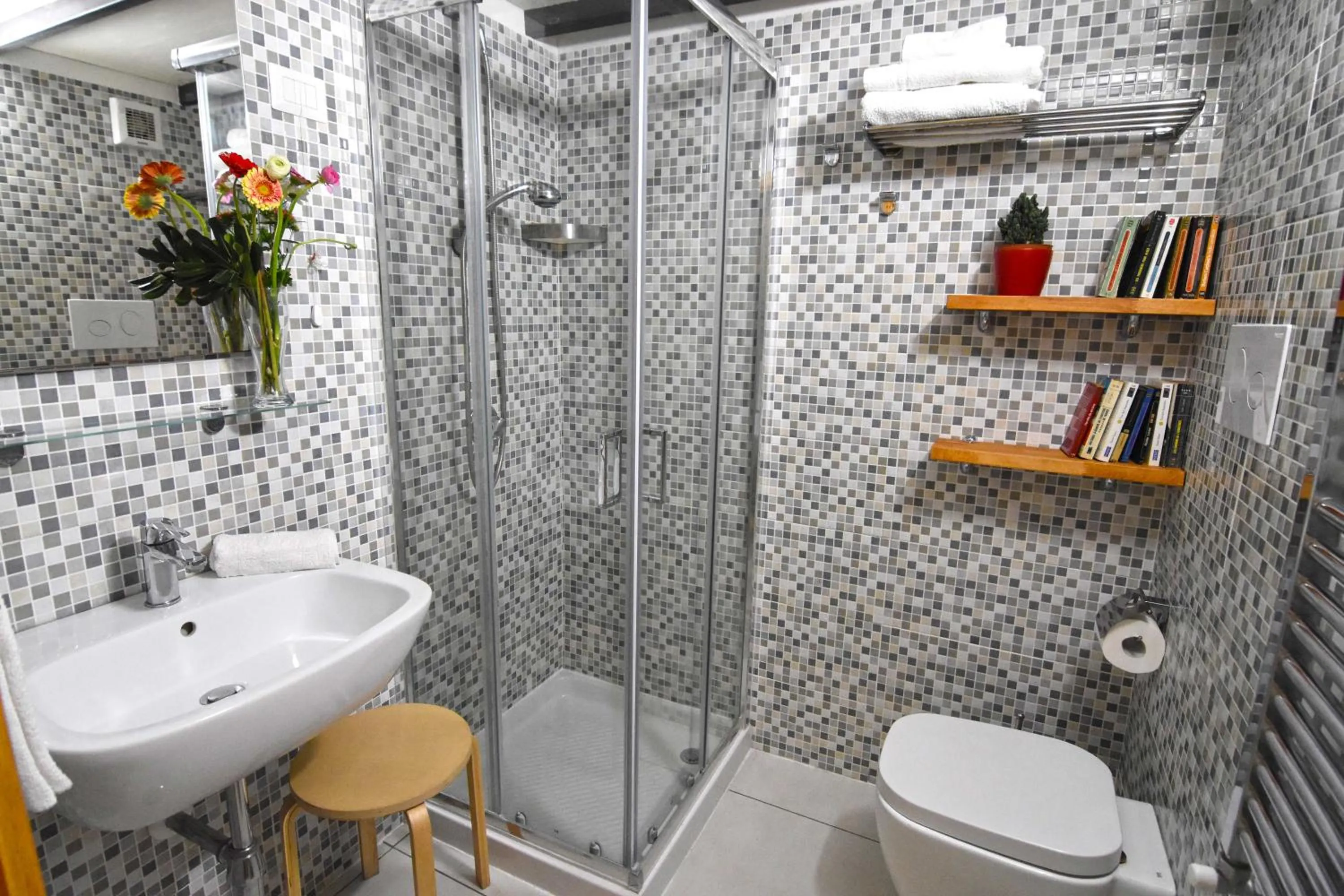 Shower in B&B Ninarella Napoli